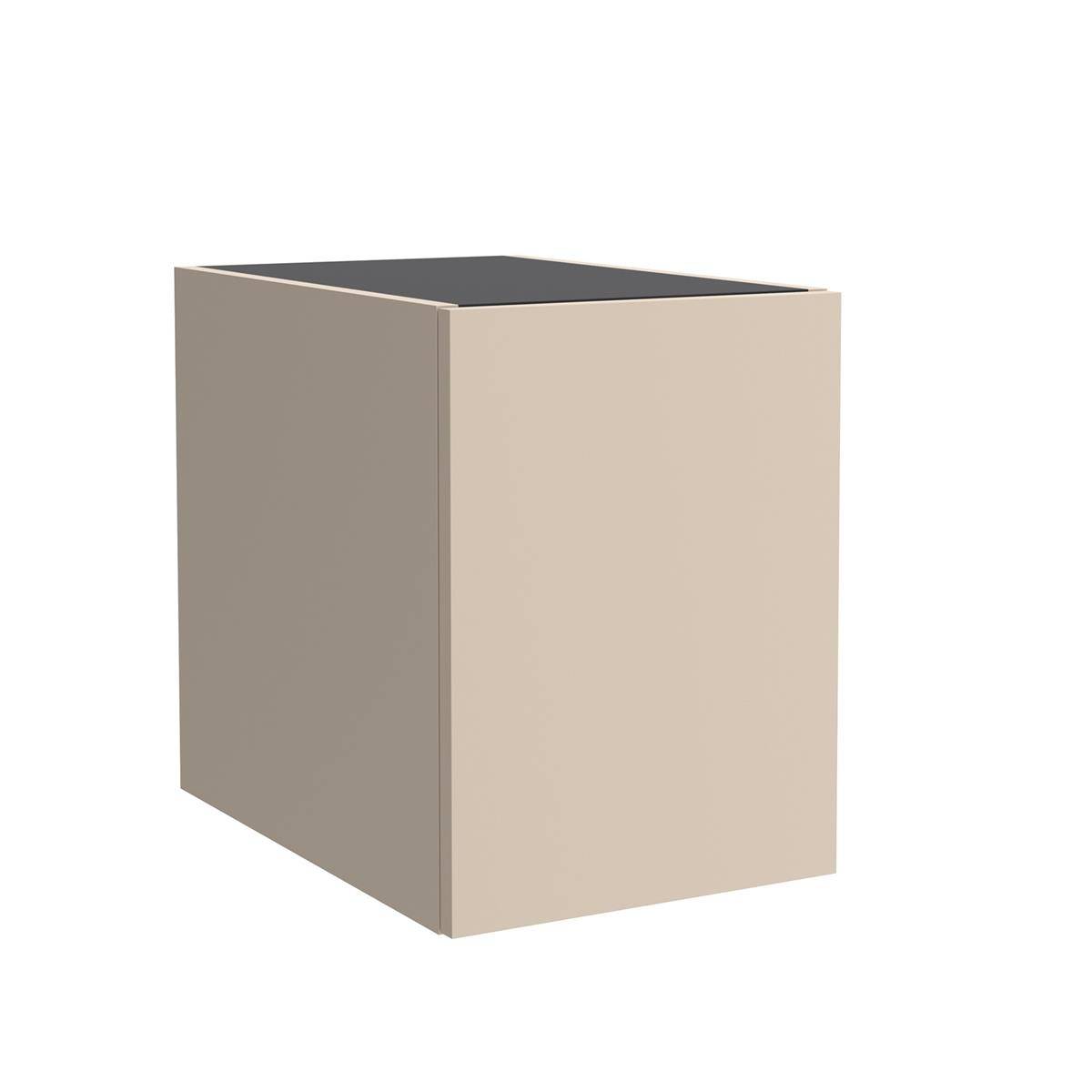 Schlichte beige 3D-Rechteckbox oder ein Schrank vor weißem Hintergrund, in Perspektive dargestellt mit geöffnetem dunklem Deckel.