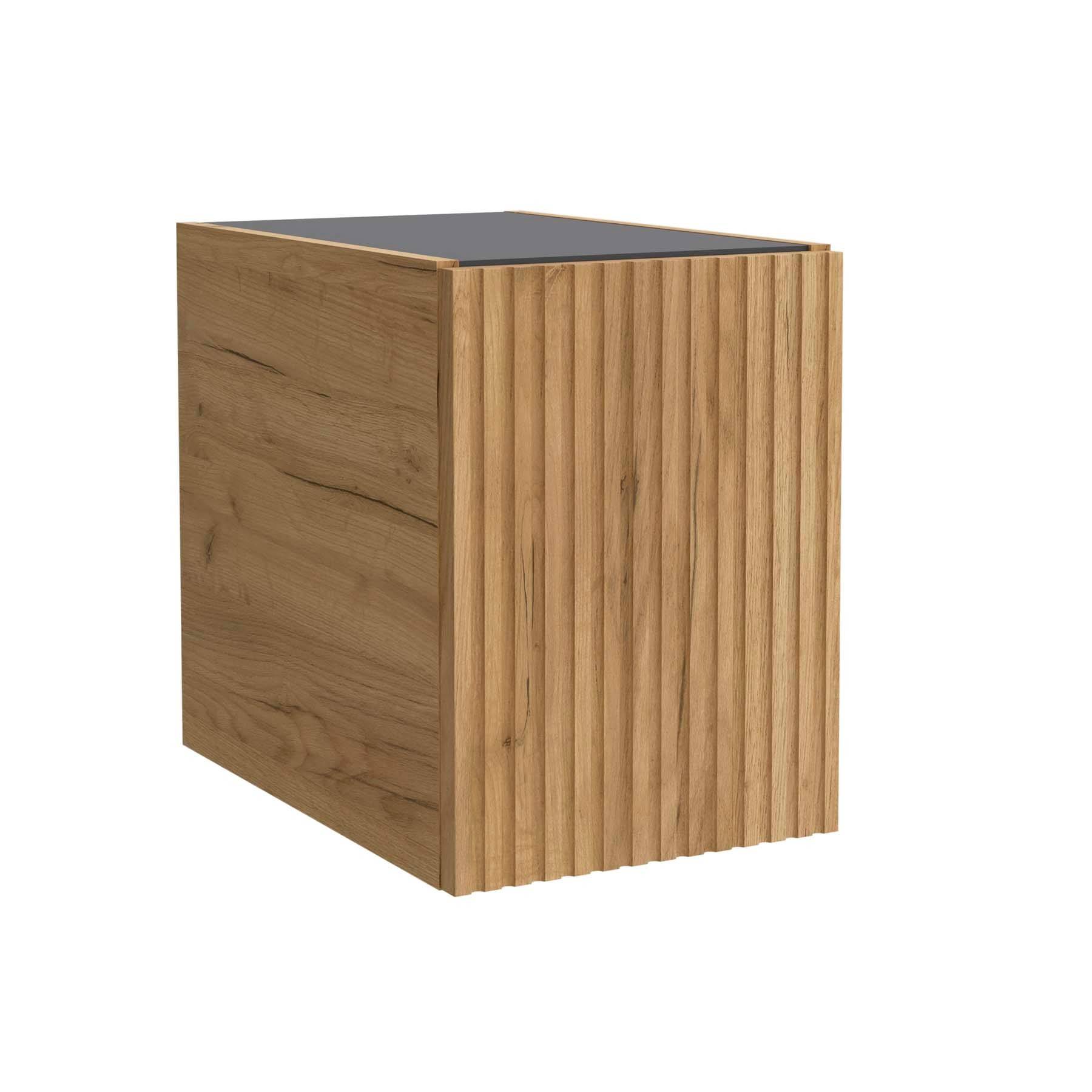 Ein Holzschrank mit vertikalen Lamellen an der Frontseite und einer glatten Oberfläche, von der Seite dargestellt.