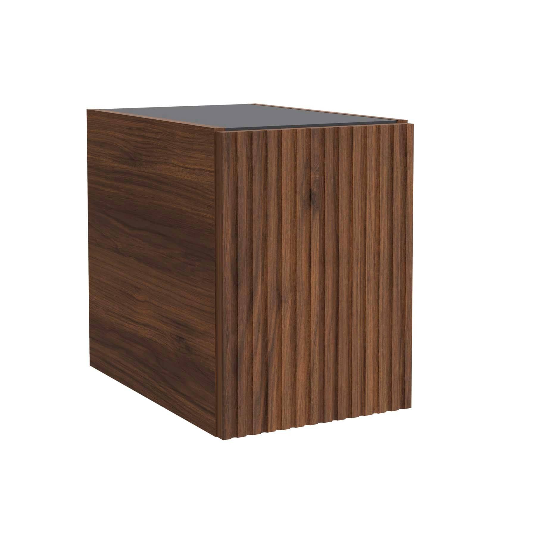 Ein Holz-Nachttisch in Würfelform mit vertikalen Rillen an der Vorderseite, versehen mit einer dunklen, glatten Oberfläche.