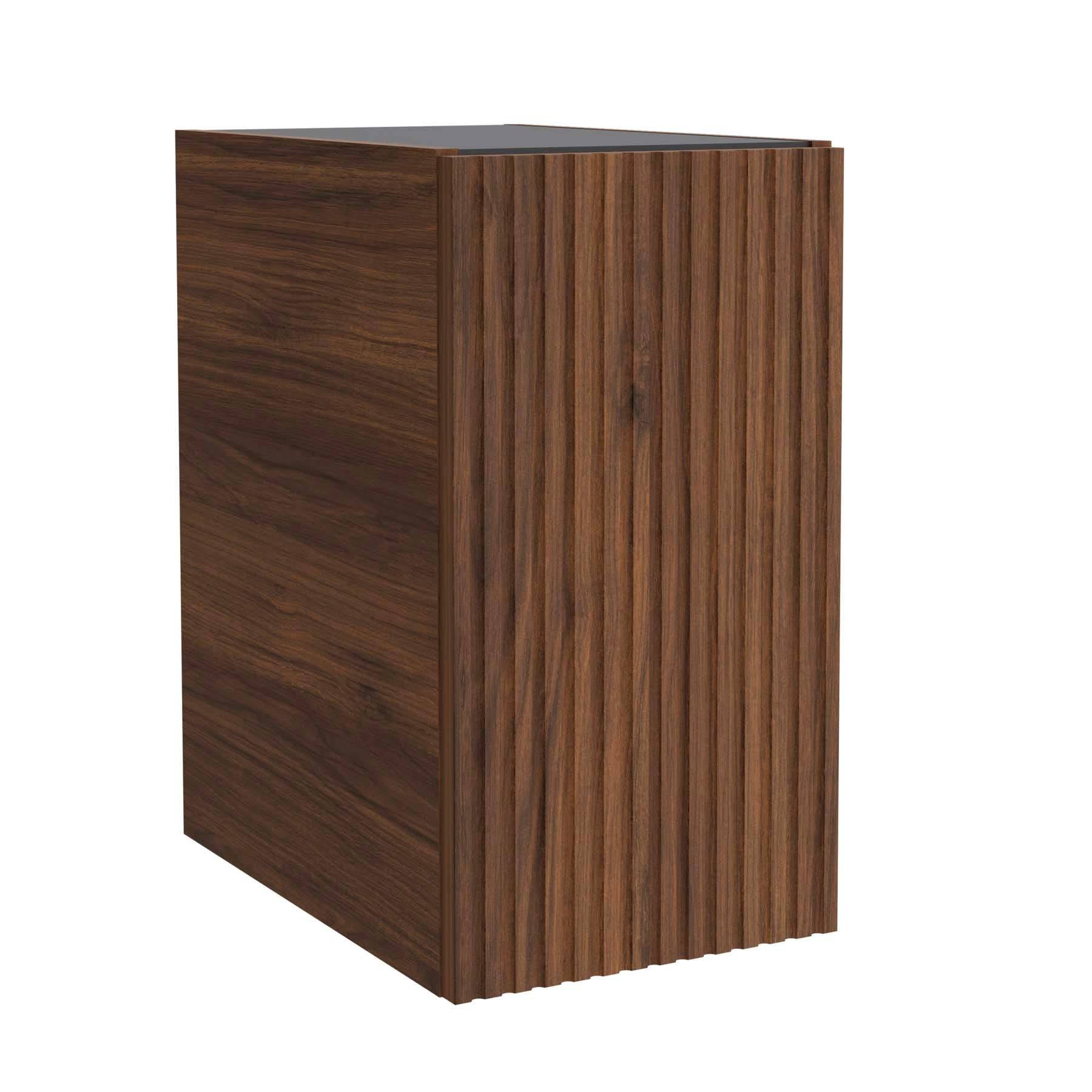 Ein quadratischer, hölzerner Sockel mit vertikalen Rillen, versehen mit einem dunkelbraunen Finish, vor einem weißen Hintergrund.