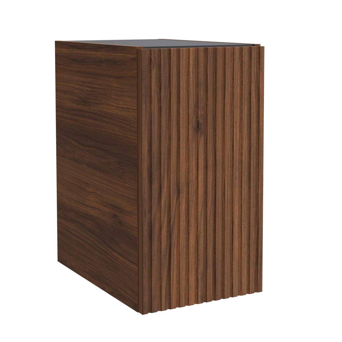 Ein kleines rechteckiges Holzschränkchen oder Lautsprechergehäuse mit dunkler Walnussholzoberfläche und vertikal gerillter Frontplatte, dargestellt vor weißem Hintergrund.
