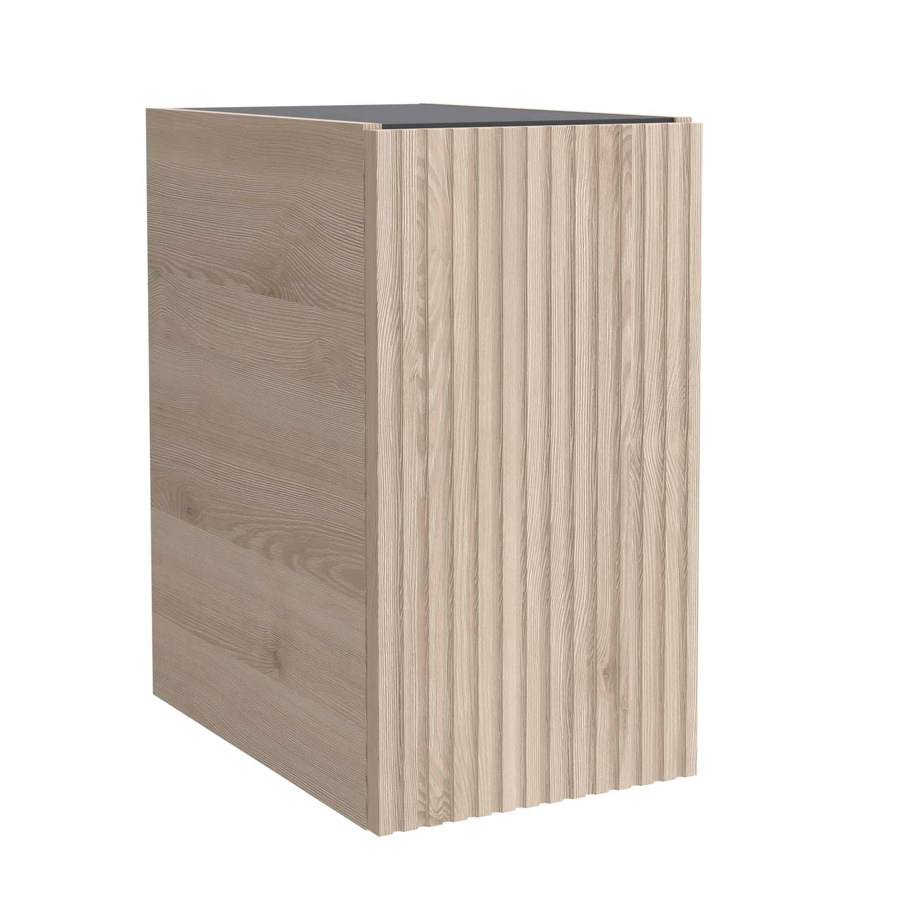 Ein Holzschrank mit einer strukturierten Frontplatte und einer glatten, dunklen Oberfläche. Er hat ein minimalistisches und modernes Design.