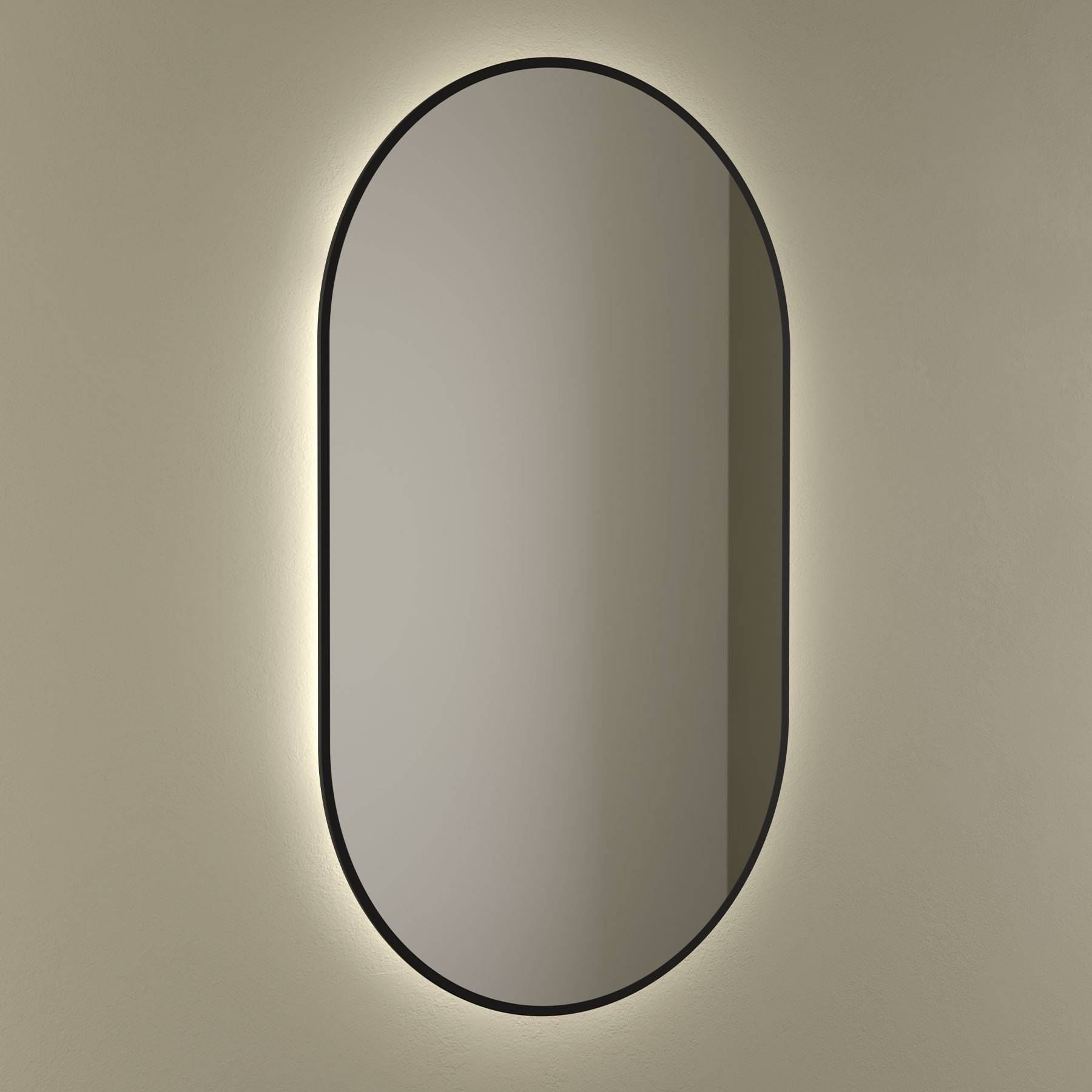 Ein ovaler Spiegel mit schwarzem Rahmen, an einer beigen Wand montiert, sanft von hinten beleuchtet und dabei einen dezenten Haloeffekt erzeugend.