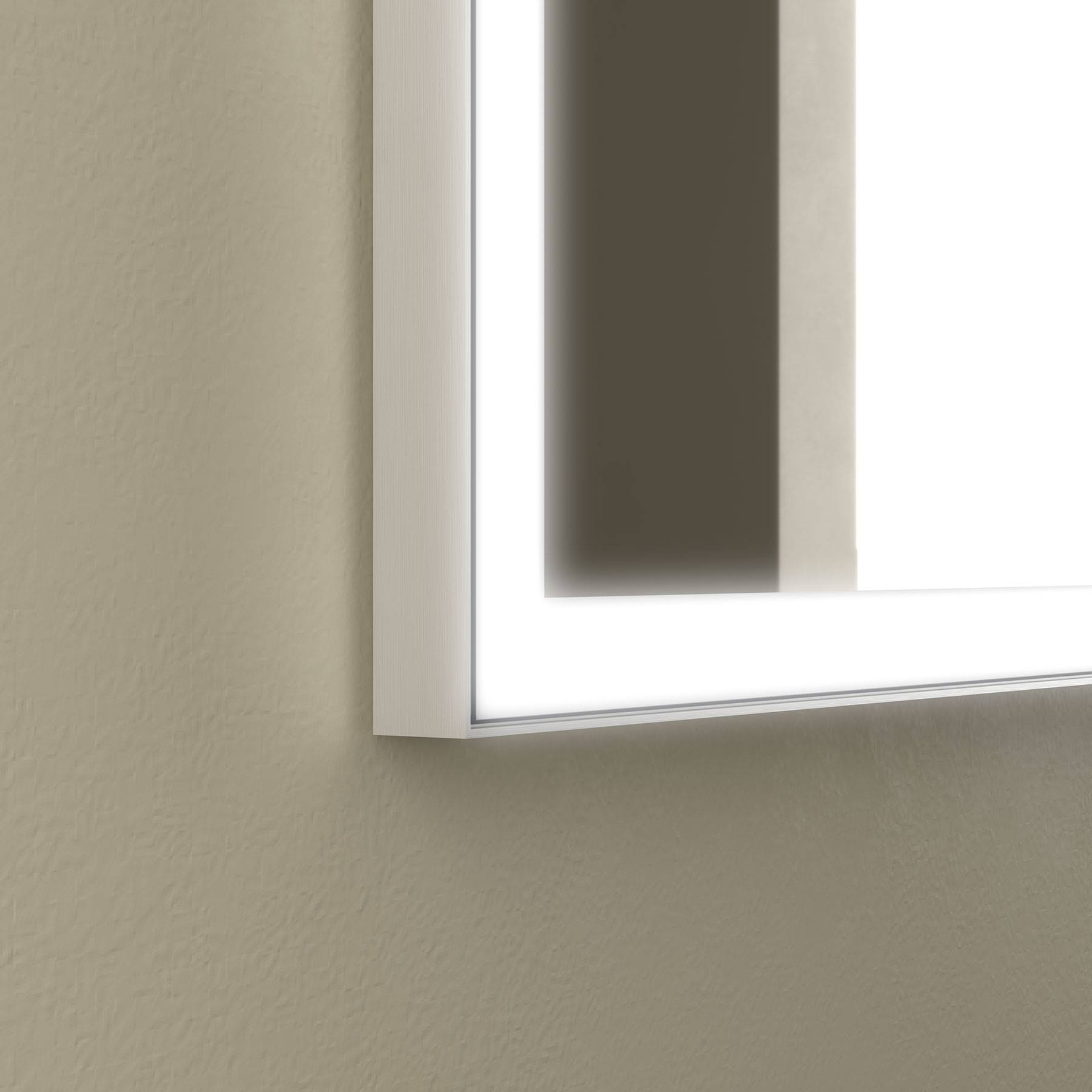 Ein quadratischer Spiegel mit LED-Beleuchtung an einer beigen Wand, der einen Teil eines Raumes reflektiert.