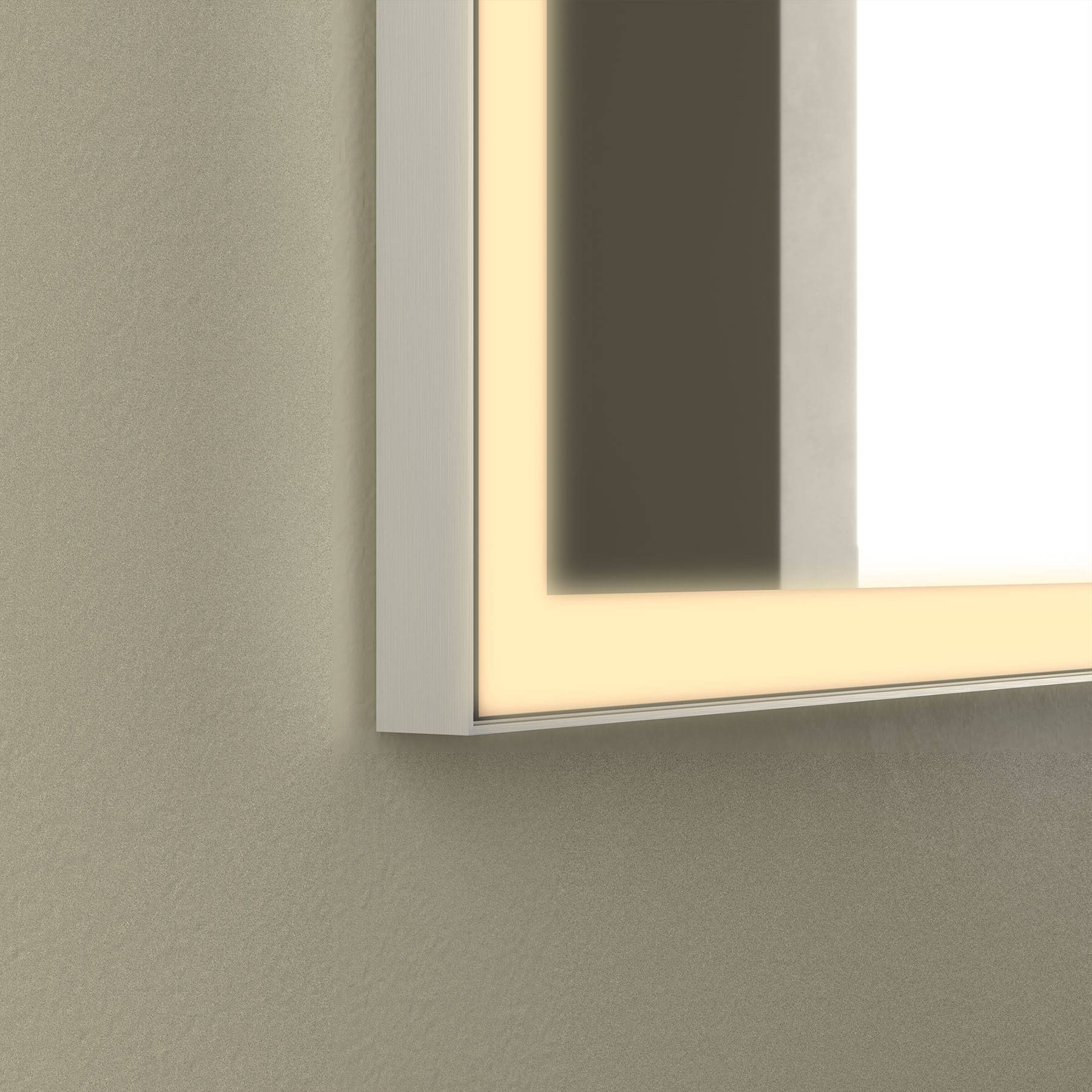 Eine wandmontierte, rechteckige Spiegel mit beleuchteten Kanten, der eine angrenzende Wand reflektiert und der Raumgestaltung einen modernen Akzent verleiht.