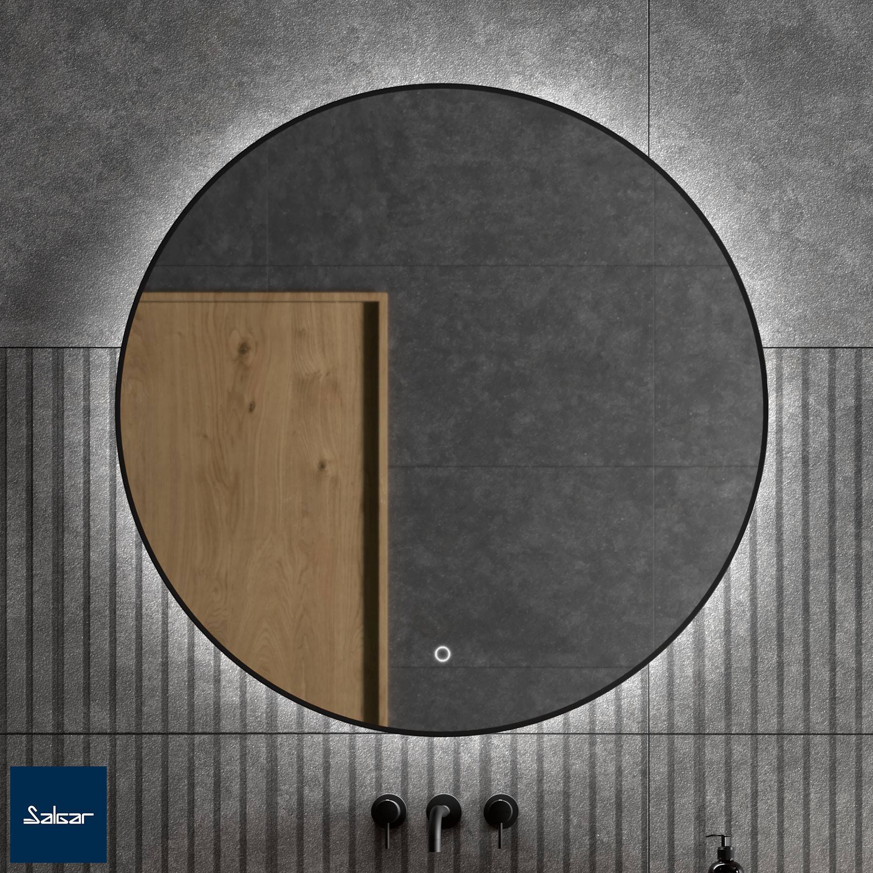 Ein rundes Spiegel an einer gefliesten Wand reflektiert einen Teil einer Holztür. In der linken unteren Ecke befindet sich ein Logo von 'Salgar'.