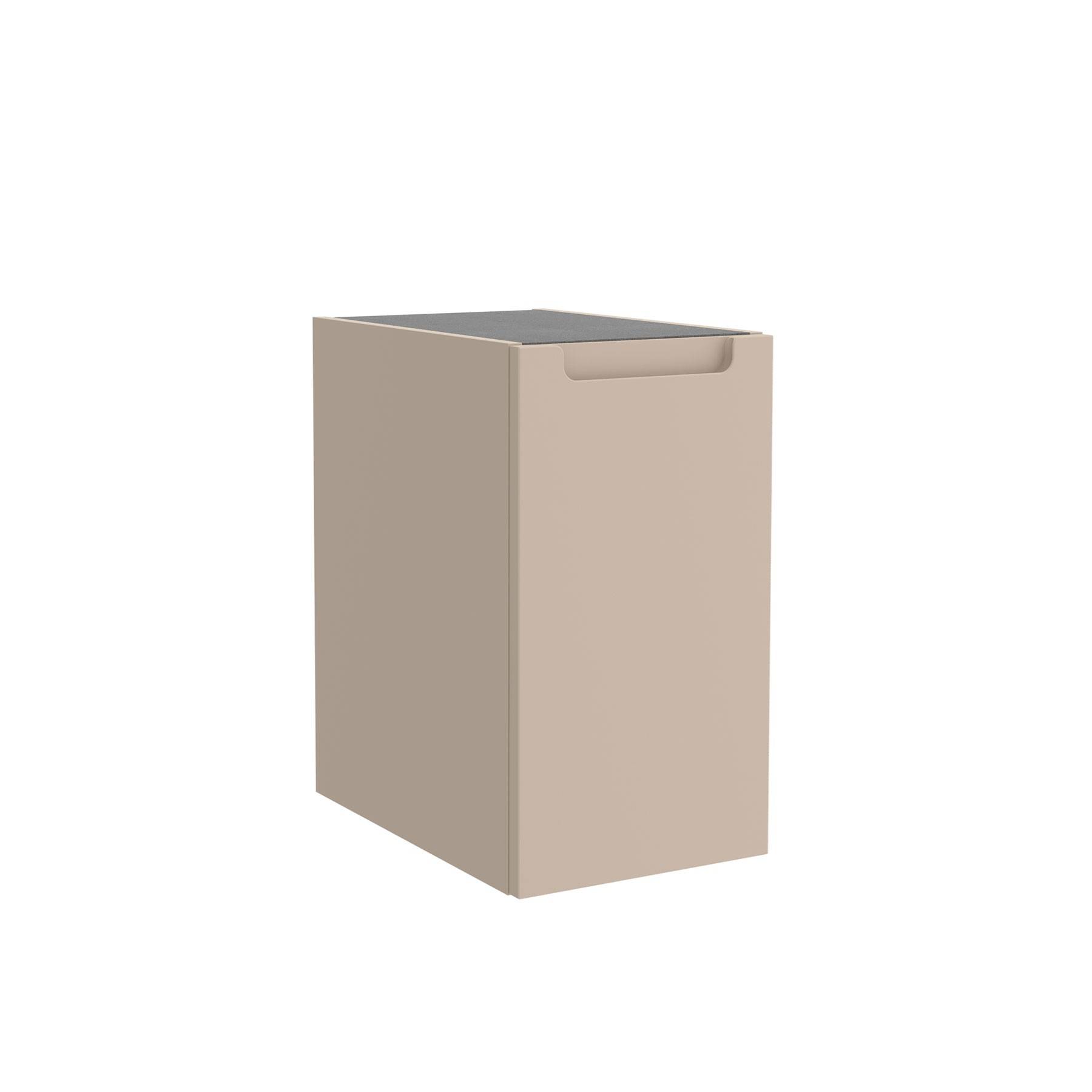 Ein beige, rechteckiges, kastenförmiges Objekt mit einer flachen Oberseite und einem nach vorne gerichteten Griff.