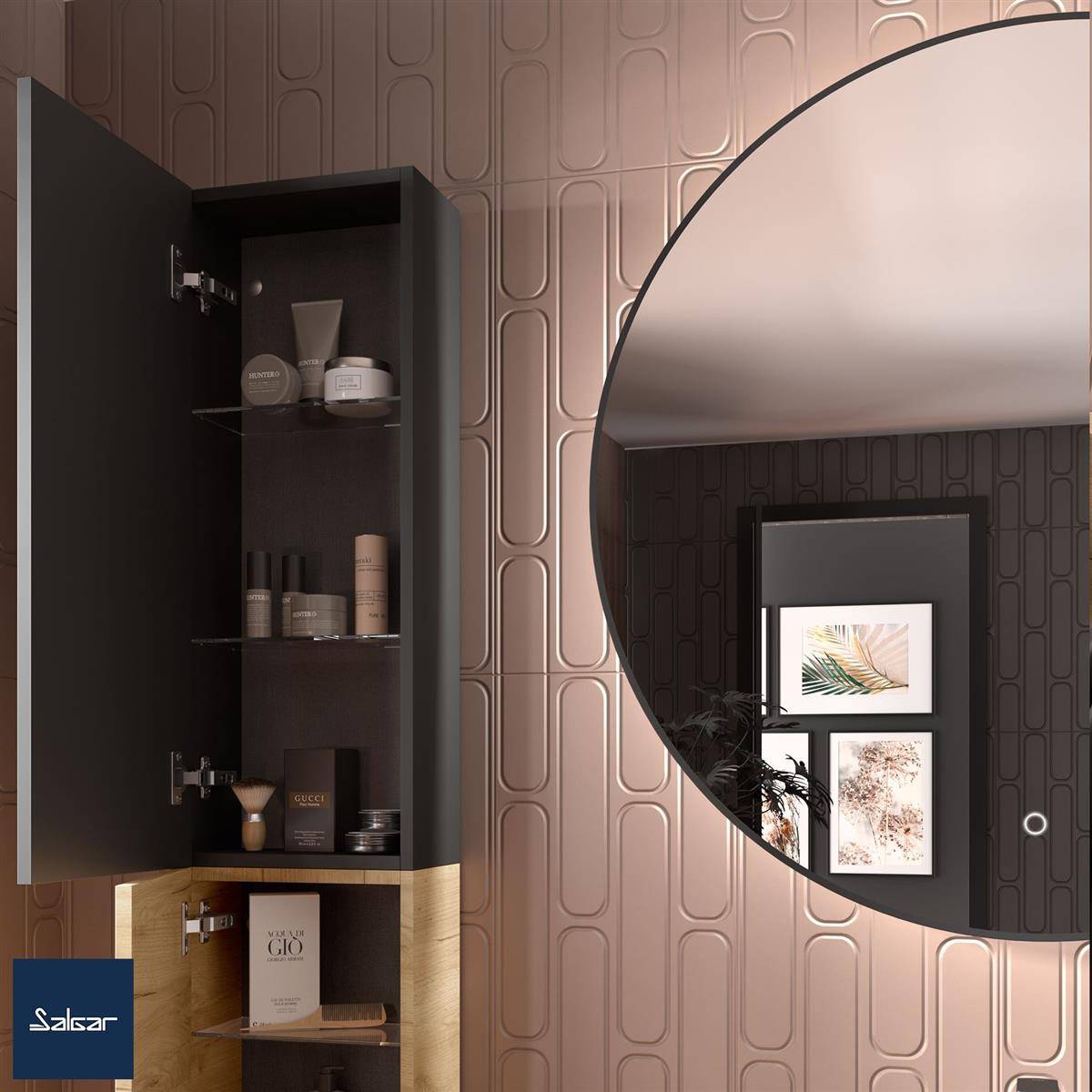 Modernes Badezimmer oder Waschtischbereich mit einem offenen schwarzen Schrank, der Toilettenartikel enthält, und einem großen runden Spiegel, der gerahmte Wandkunst widerspiegelt.
