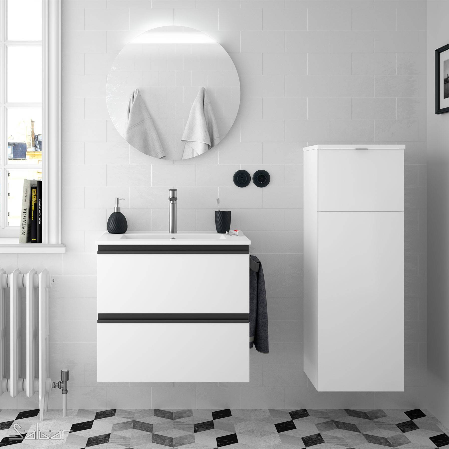 Modernes Badezimmer mit rundem Spiegel, Waschbecken und Aufbewahrungsschrank. Handtuch und Toilettenartikel sind sichtbar. Geometrische Bodenfliesen verleihen einen stylischen Touch.