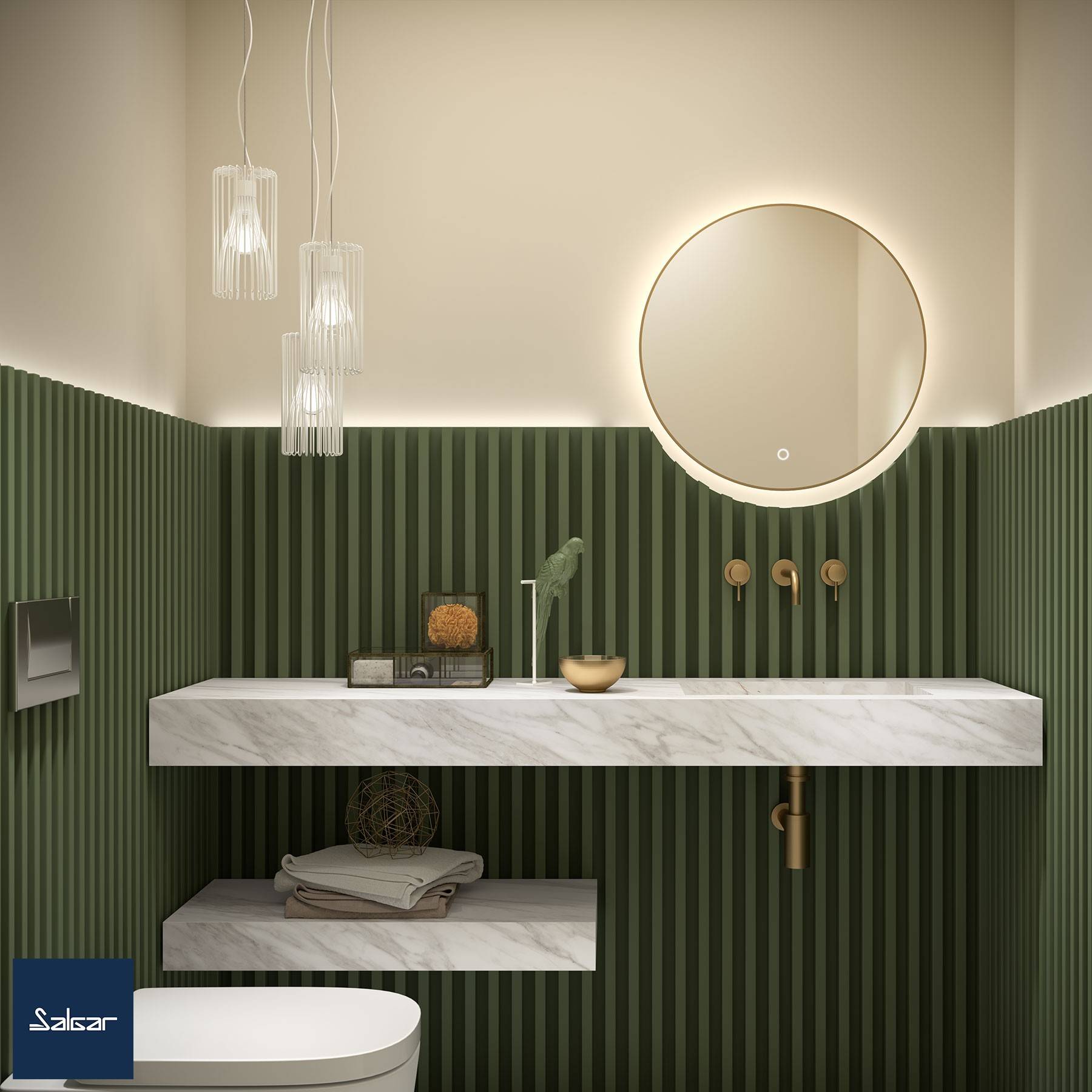 Modernes Badezimmer mit grün gestreiften Vertikalwänden, rundem Spiegel und weißem Marmor-Waschbecken. Hängelampen darüber sorgen für ein weiches Licht.