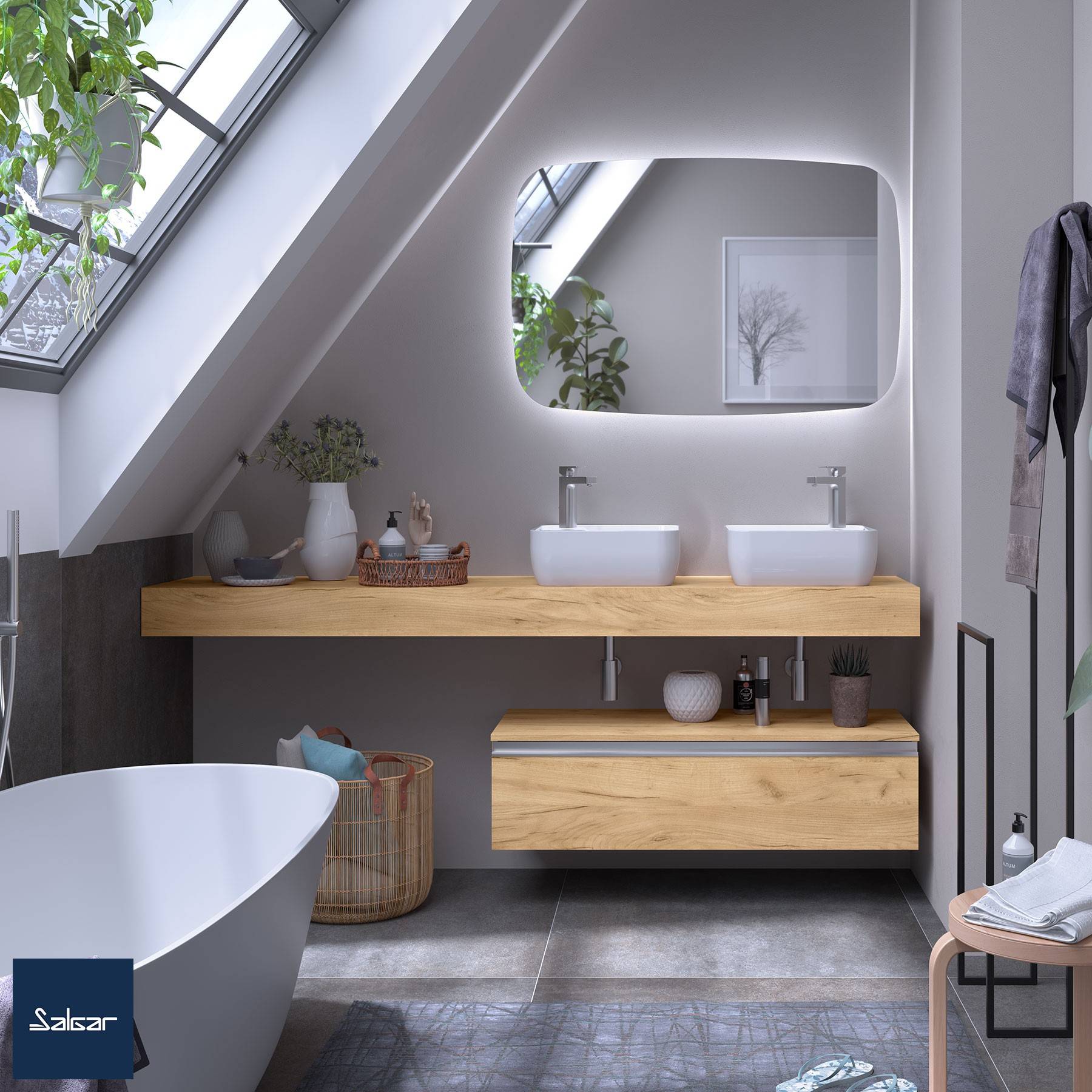 Modernes Badezimmer mit einem Dachfenster, einem schwebenden Waschtisch aus Holz, zwei Waschbecken und einer freistehenden Badewanne. Die Dekoration umfasst Pflanzen und ein gerahmtes Foto.