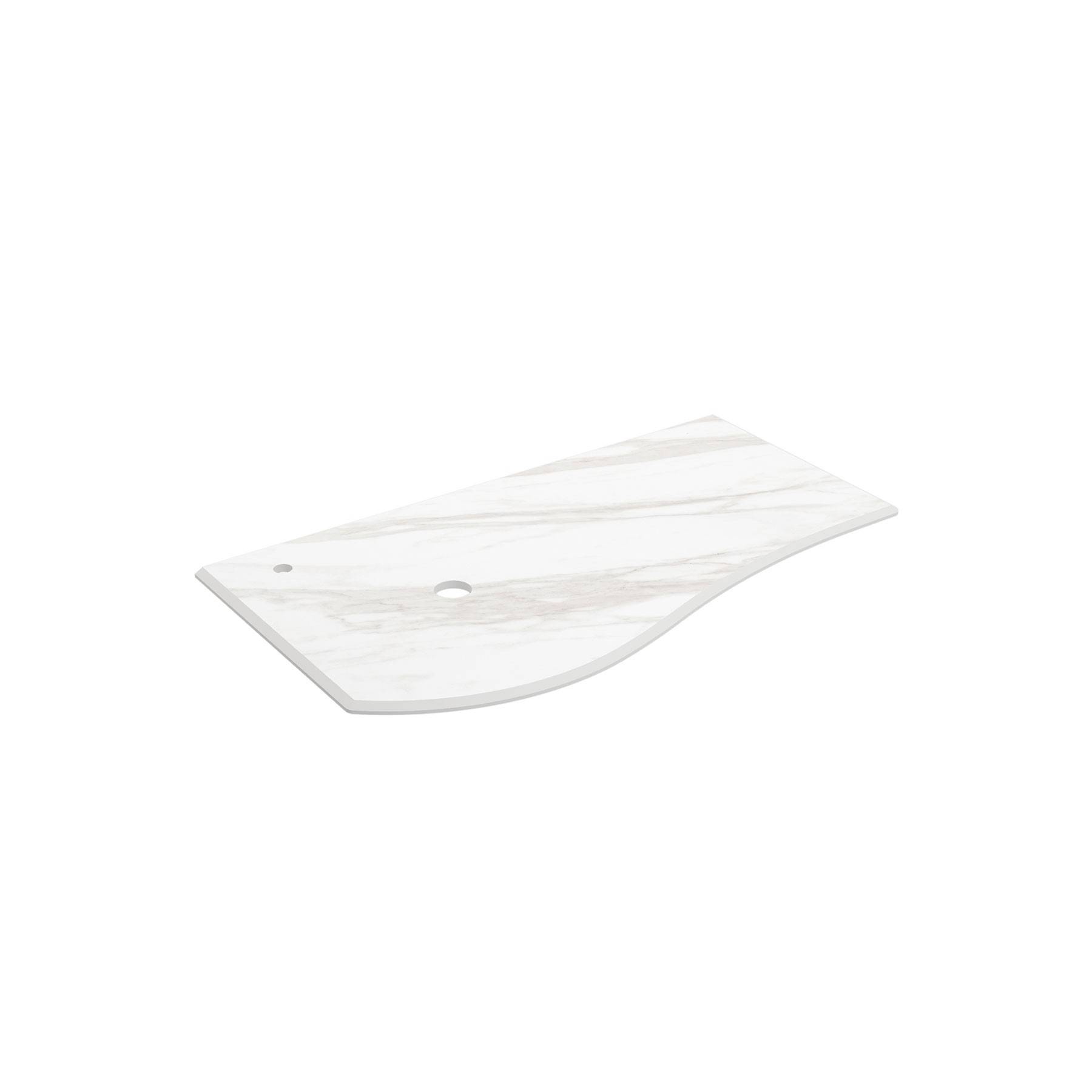 Gebogene weiße Marmorplatte mit einem gebohrten Loch, die eine subtile graueAderung aufweist.