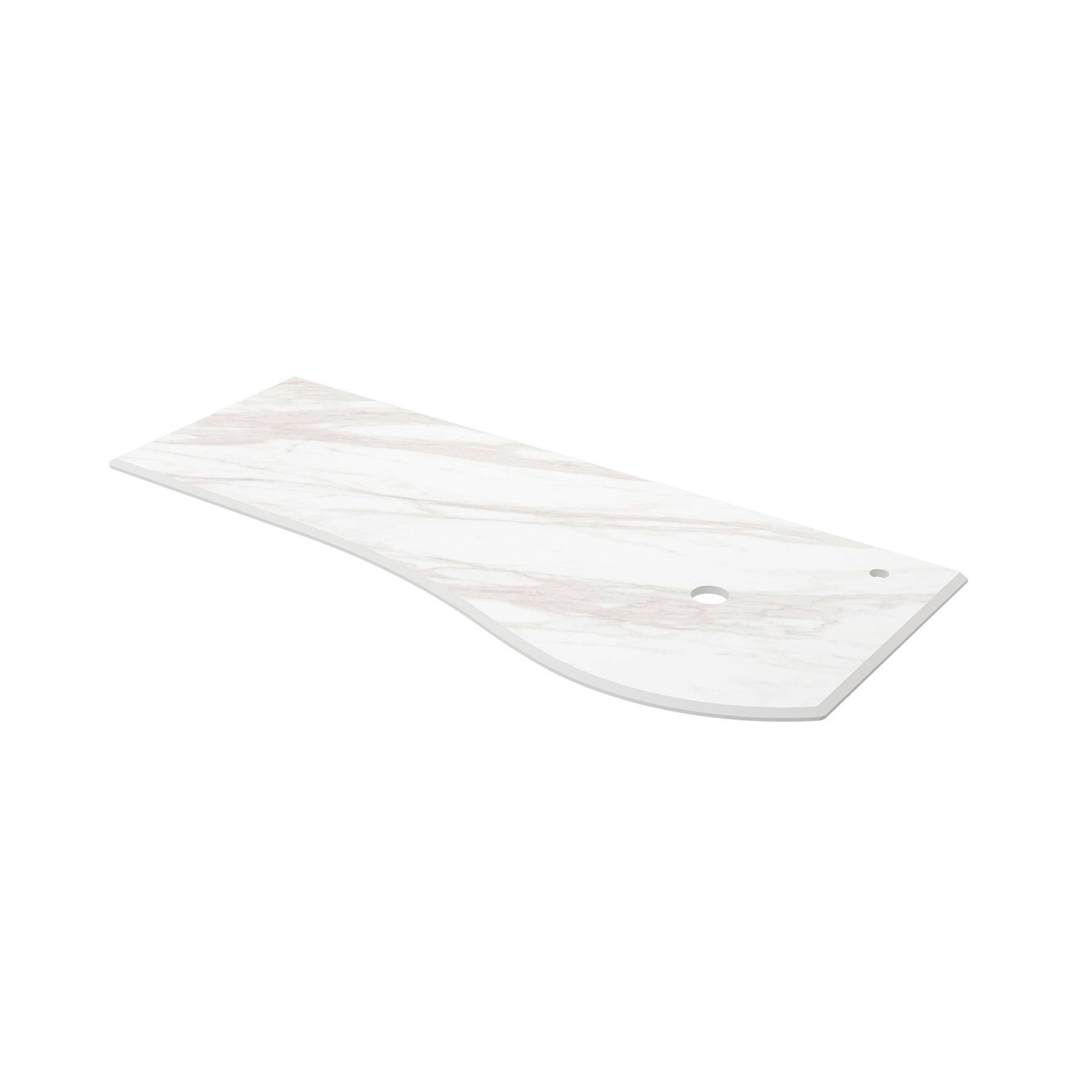 Ein rechteckiges Holzbrett mit einem geschwungenen Ausschnitt an einer Seite und zwei kleinen Löchern nahe dem Rand, das eine helle Holzmaserung zeigt.