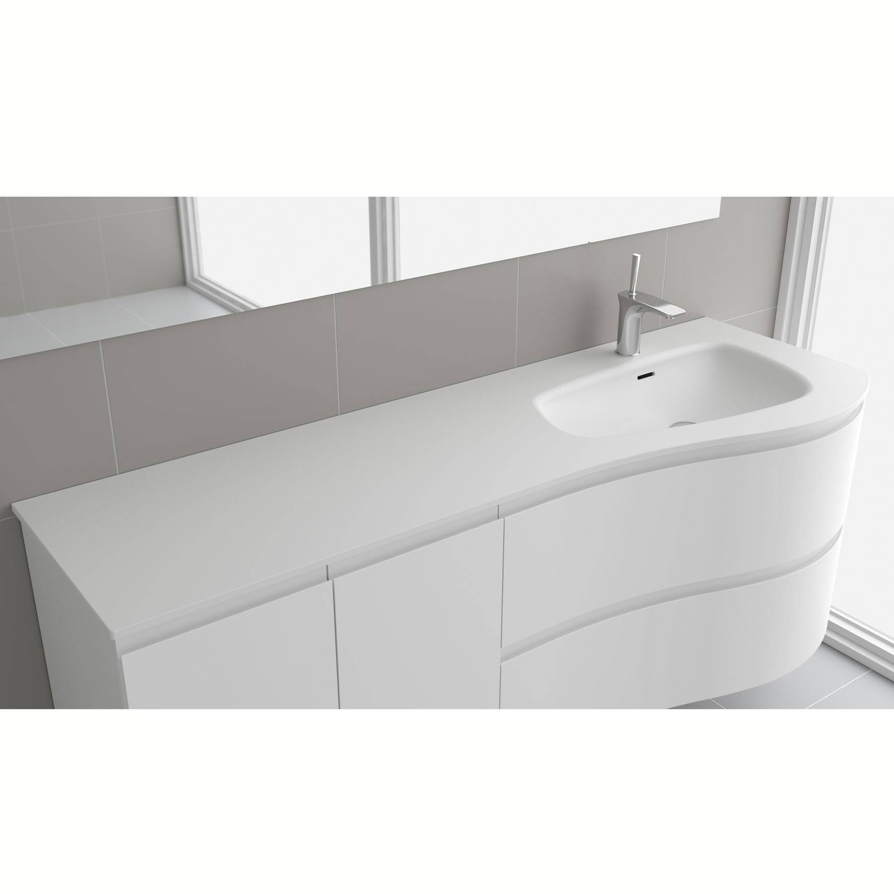 Ein modernes Badezimmer-Waschtisch mit einer schlichten weißen Arbeitsplatte und Unterbau-Waschbecken, ergänzt durch geschwungene Schranktüren und einen einzelnen Wasserhahn.