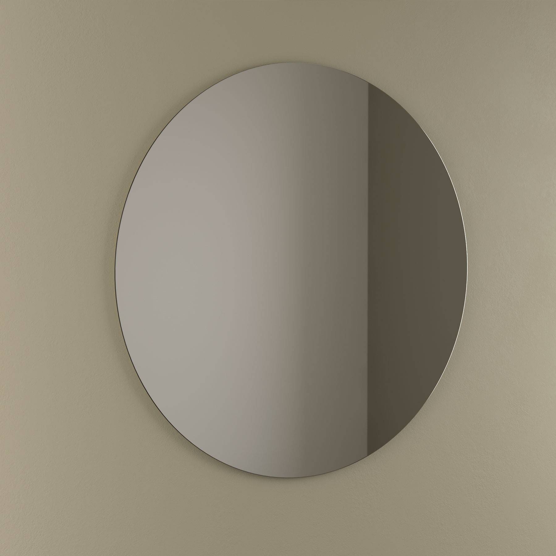 Ein ovaler Spiegel mit einem metallischen Rahmen ist an einer schlichten beigen Wand befestigt und spiegelt keine Objekte wider.