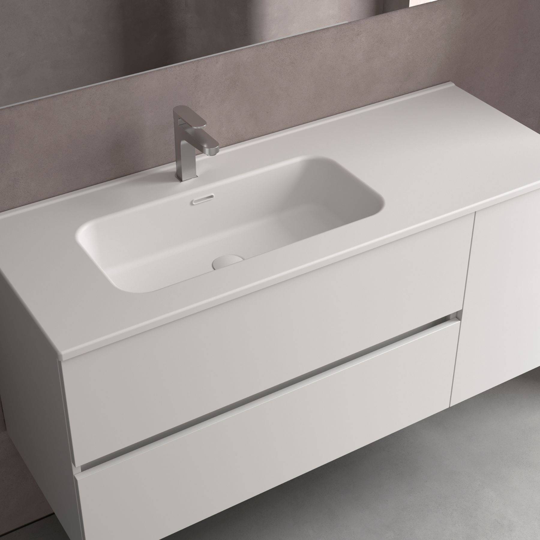 Eine moderne weiße Waschtischanlage mit integriertem Waschbecken und Wasserhahn aus Edelstahl, vor einer grauen Wand und einem reflektierenden Spiegel.