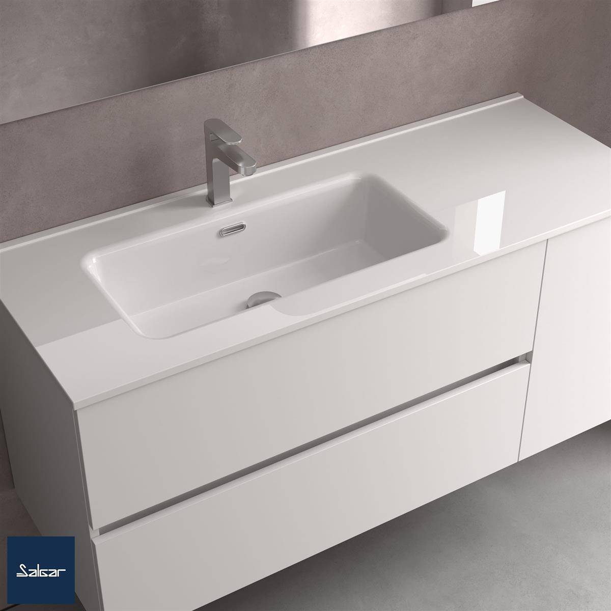 Modernes weißes Badezimmerwaschtisch mit integriertem rechteckigem Waschbecken und Chromarmatur vor einer grauen Wand.