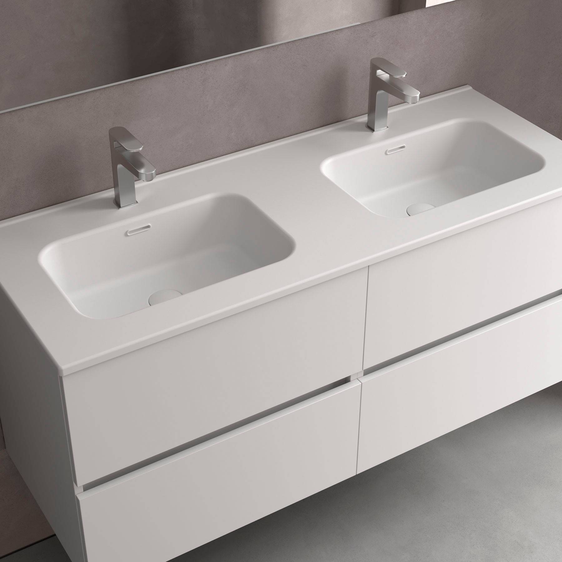 Modernes Doppelwaschbecken in einem minimalistischen Badezimmer mit rechteckigen Becken und Chrom-Armaturen, die auf einer grauen Arbeitsplatte platziert sind.