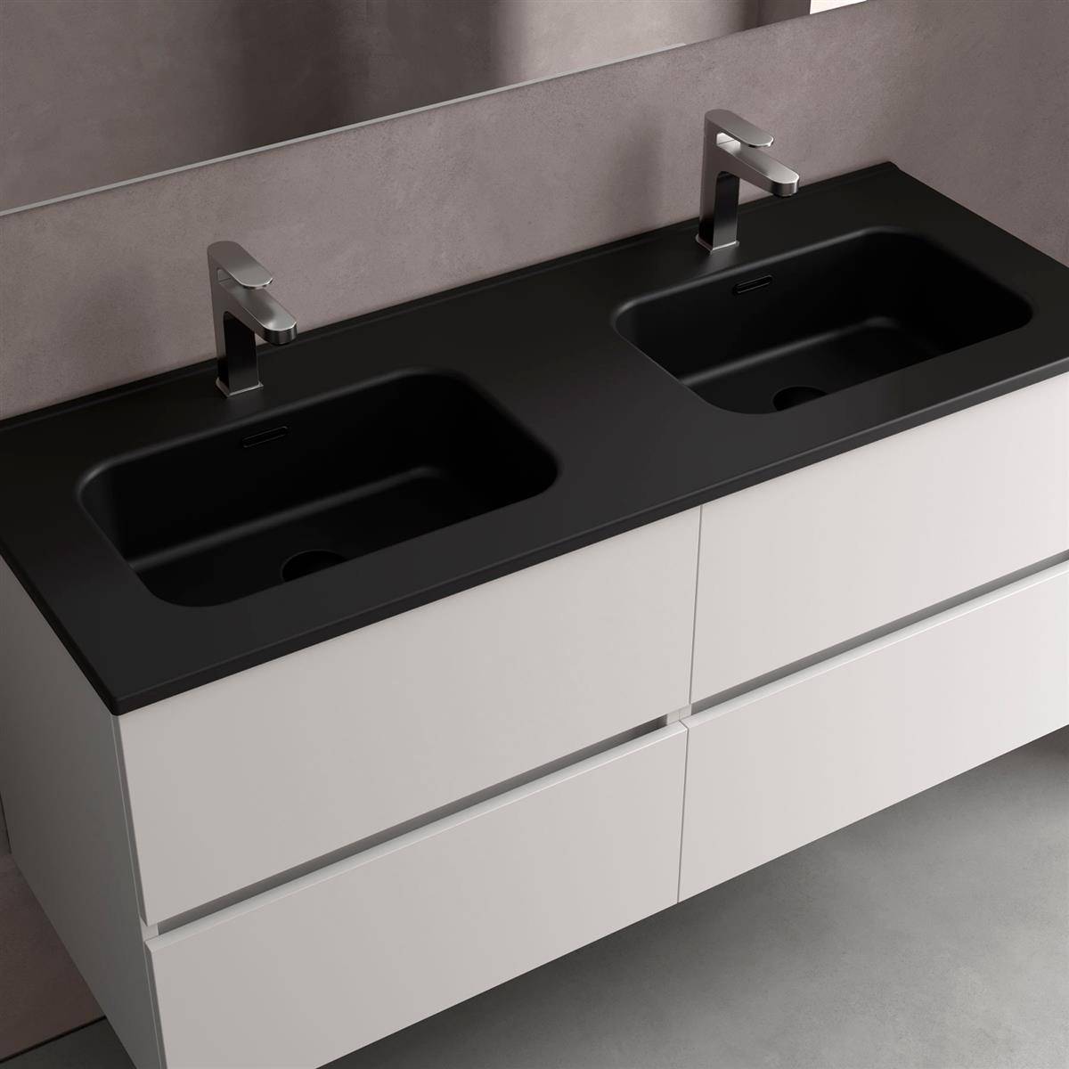 Modernes Badezimmerwaschtisch mit zwei schwarzen Waschbecken und Chromarmaturen auf einem weißen Schrank vor einer grauen Wand.
