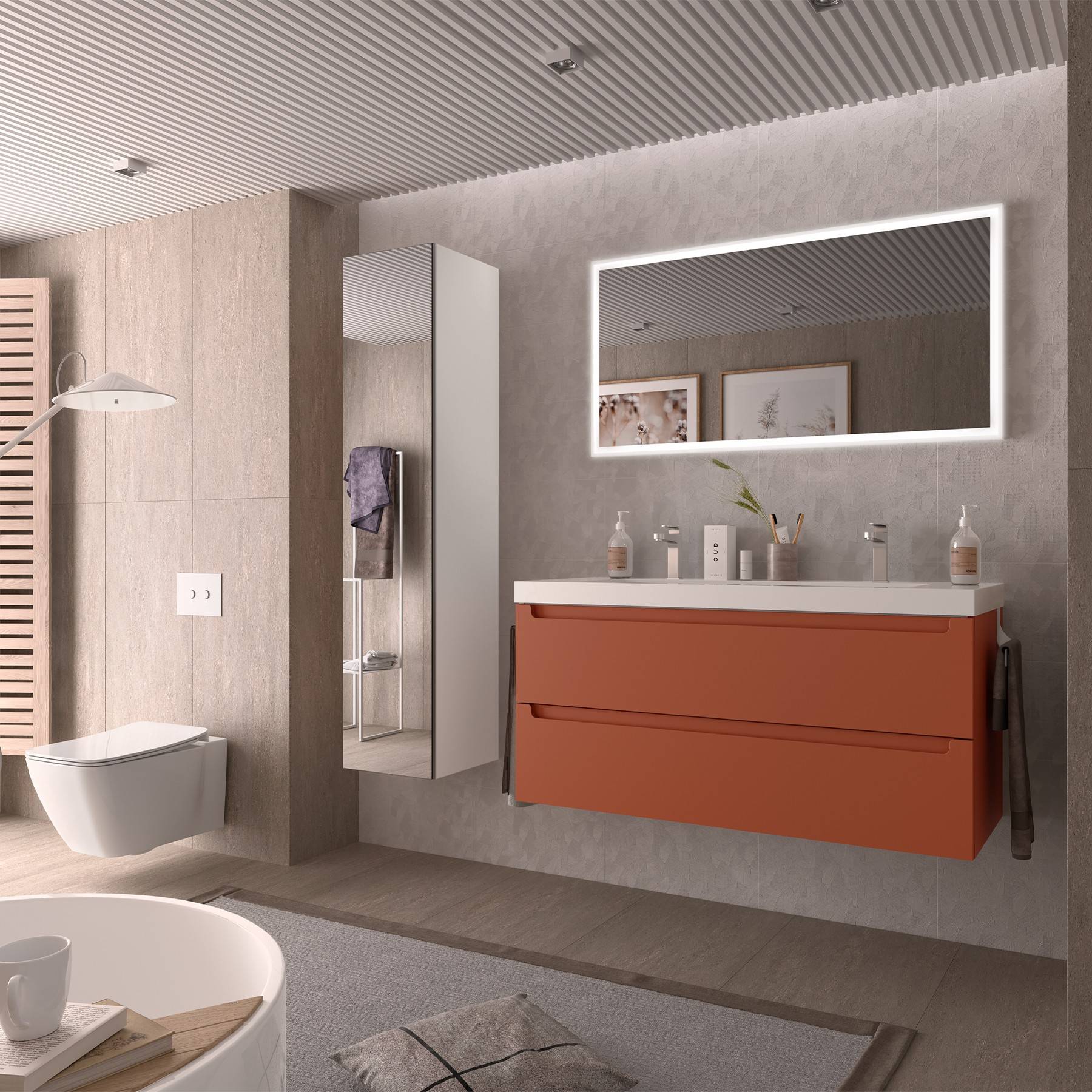 Modernes Badezimmer mit einem wandhängenden Toilettenbecken, Spiegelschrank und orangefarbener Waschtischplatte unter einem beleuchteten Spiegel. Neutrale Farbpalette.