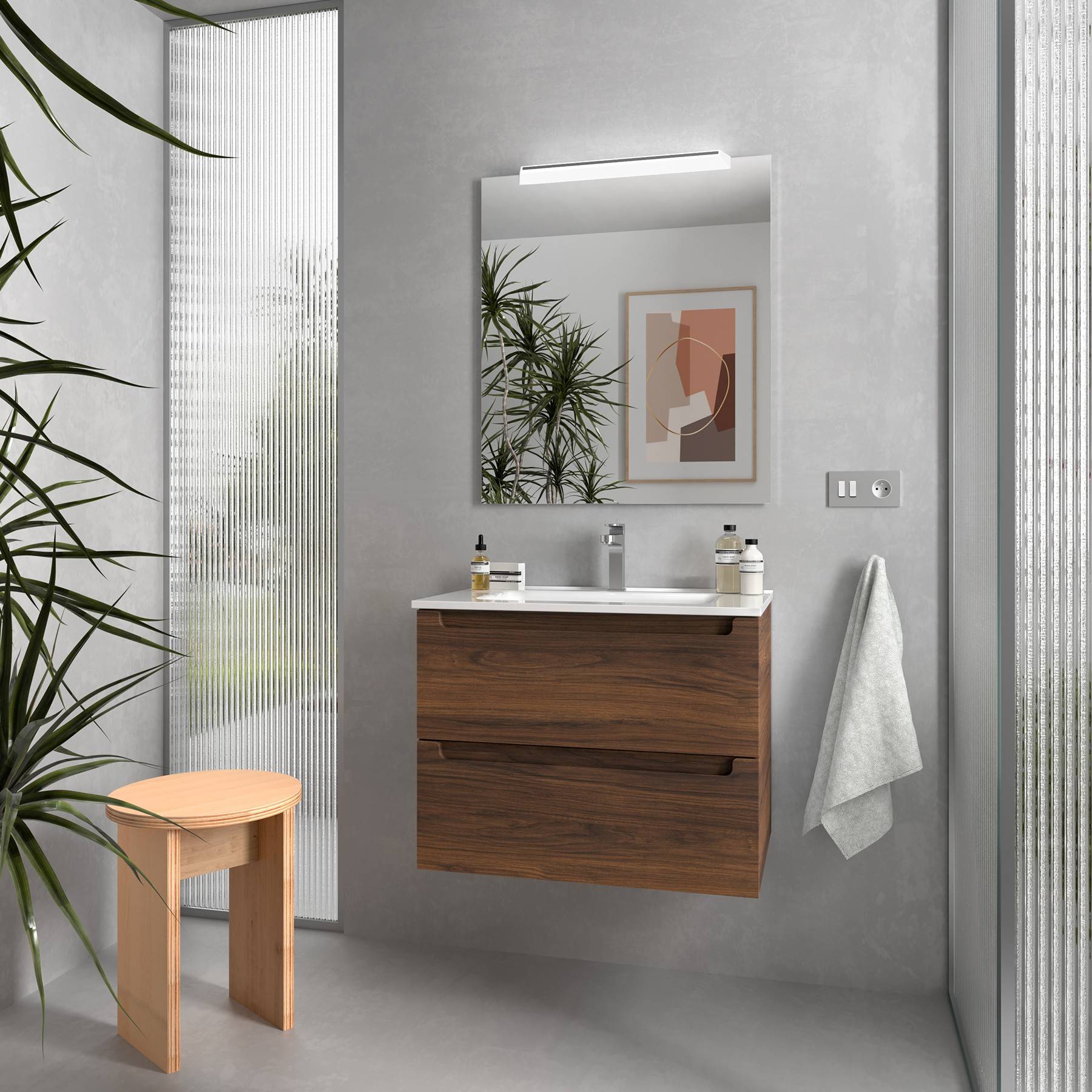 Minimalistisches Badezimmer mit einem Holzwaschtisch unter einem beleuchteten Spiegel, einem Hocker daneben und einer Pflanze, die sich im Spiegel spiegelt.