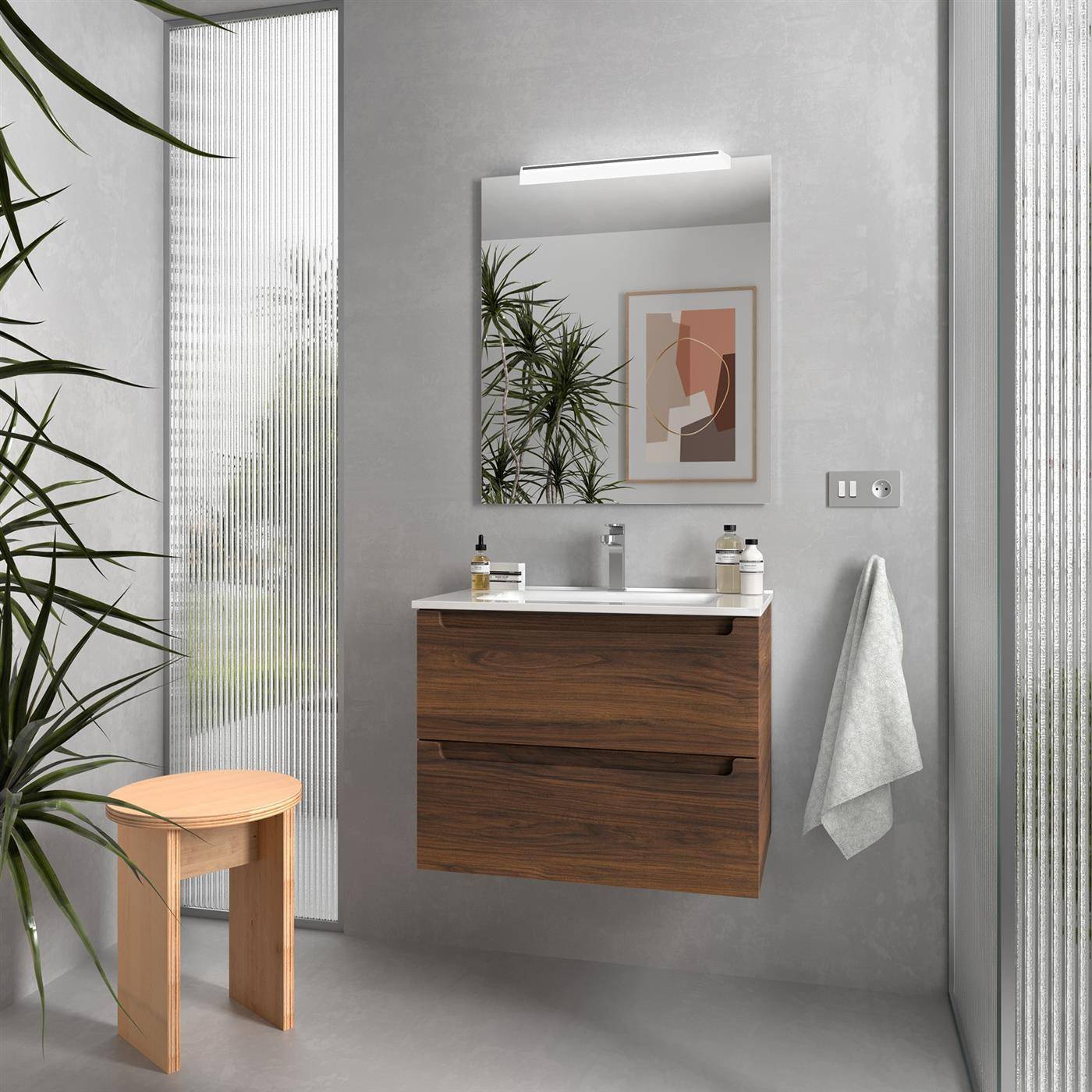 Modernes Badezimmer mit schwebendem Holzwaschbecken, Spiegel und Leuchte, Waschbecken, Handtuch und Glaswänden mit Mattglas; ein kleiner Hocker und eine Pflanze in der Nähe.