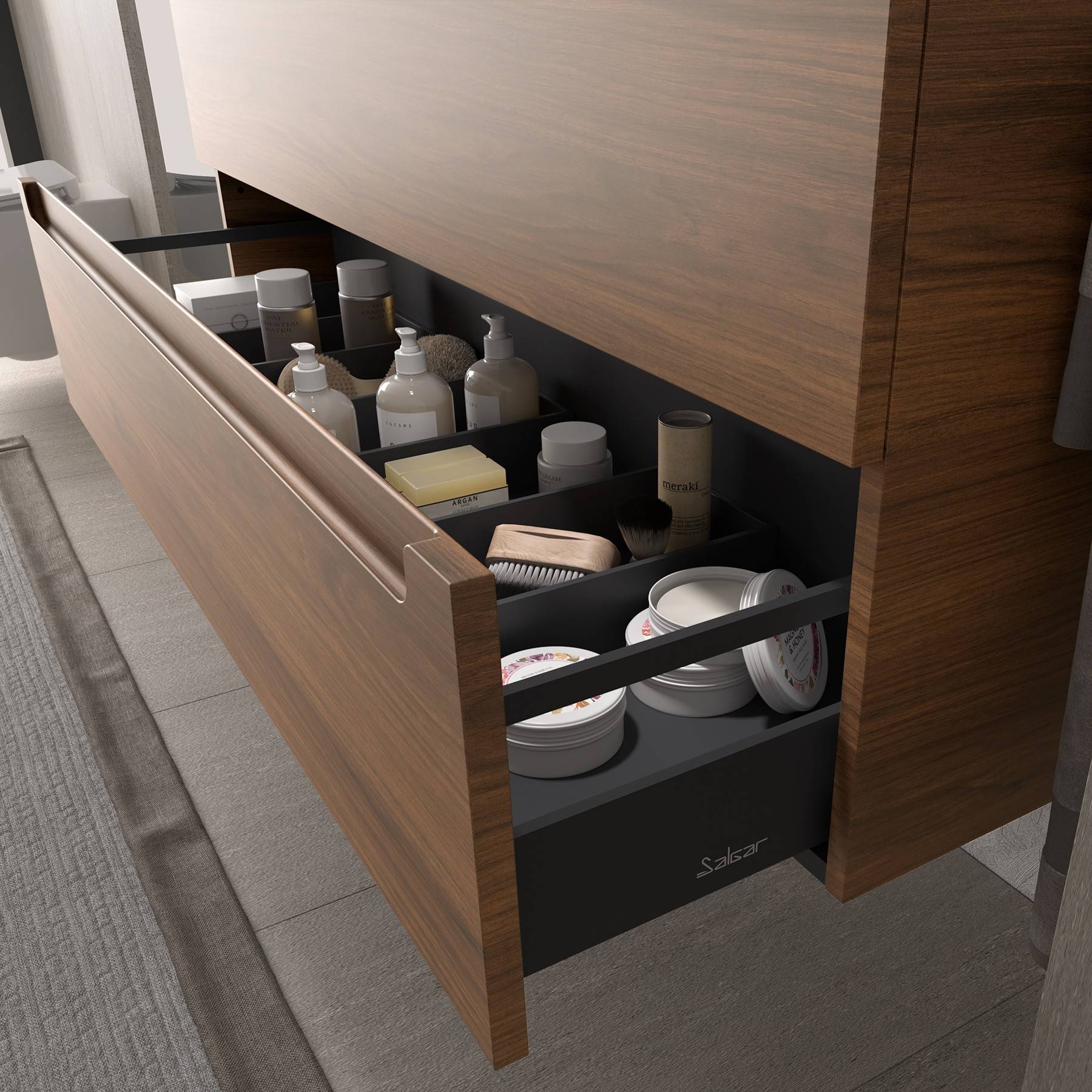 Eine Holz-Badezimmerschublade steht offen und zeigt sorgfältig angeordnete Toilettenartikel, darunter Flaschen, Gläser und Körperpflegeprodukte.