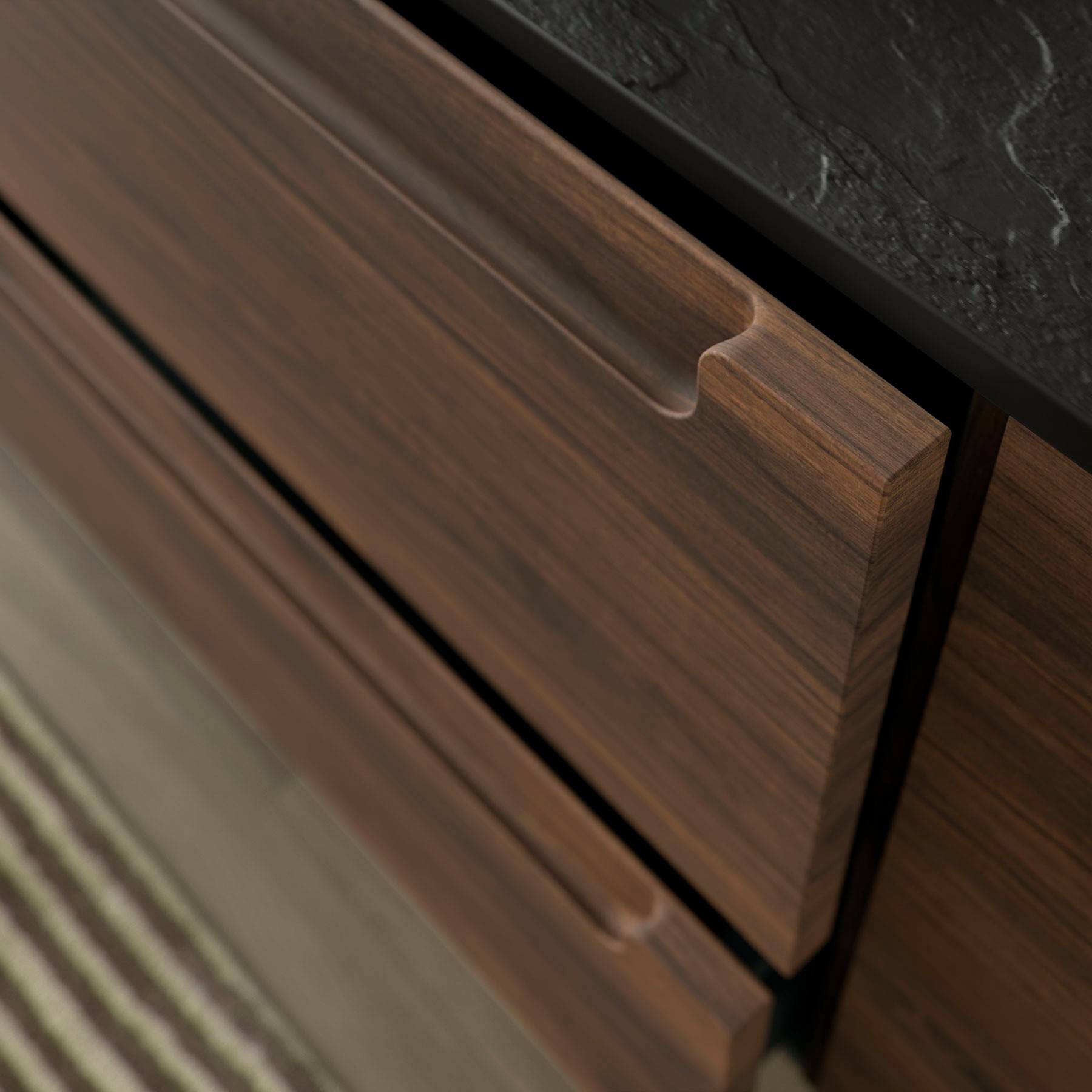 Nahaufnahme von Holzschubladen mit geschwungenen Griffen, versehen mit einer dunklen Marmorplatte. Die Textur unterstreicht moderne, minimalistische Designelemente.