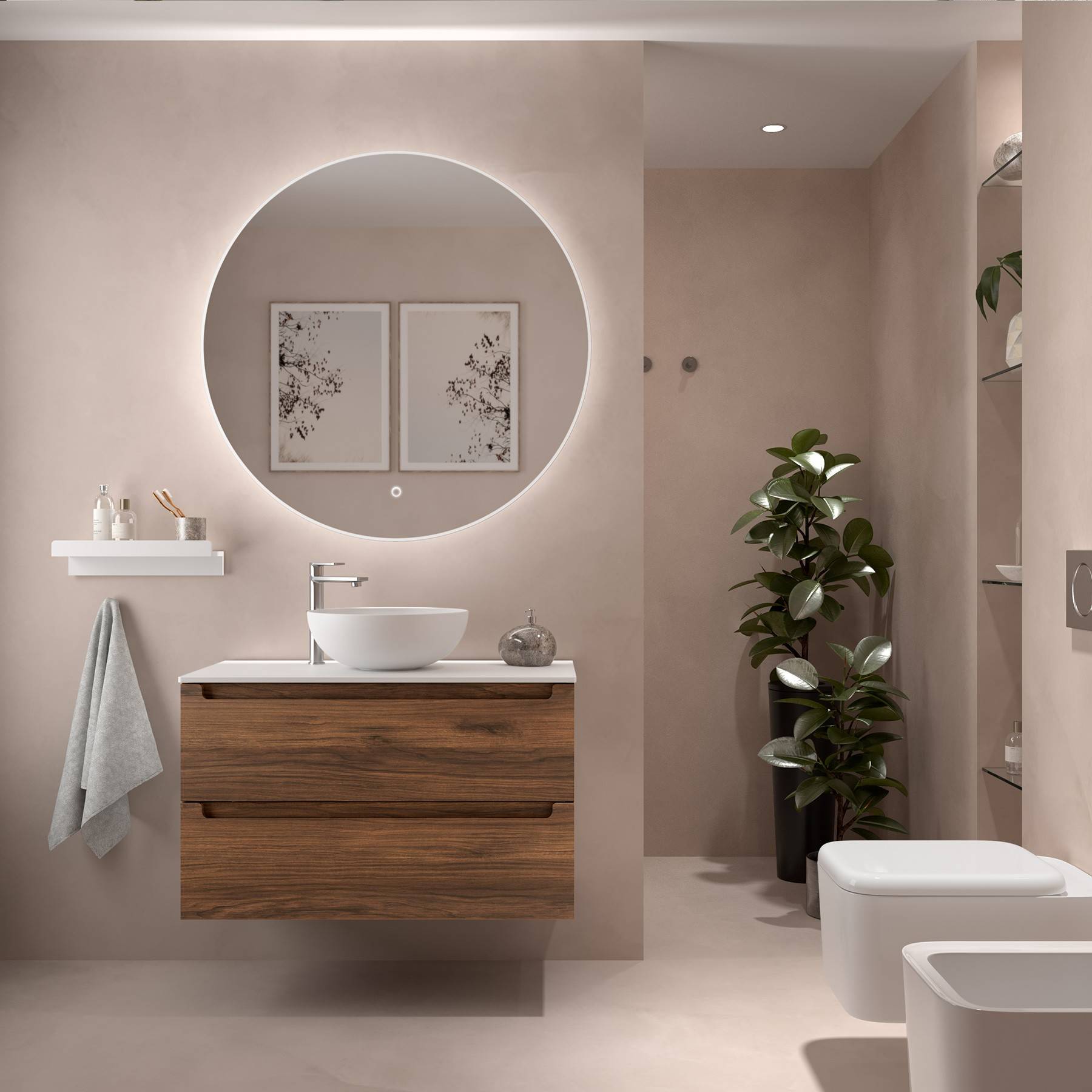 Modernes Badezimmer mit einem runden Spiegel über einem Holzwaschtisch, zwei gerahmten Bildern an der Wand, Pflanzen und einem minimalistischen Design.