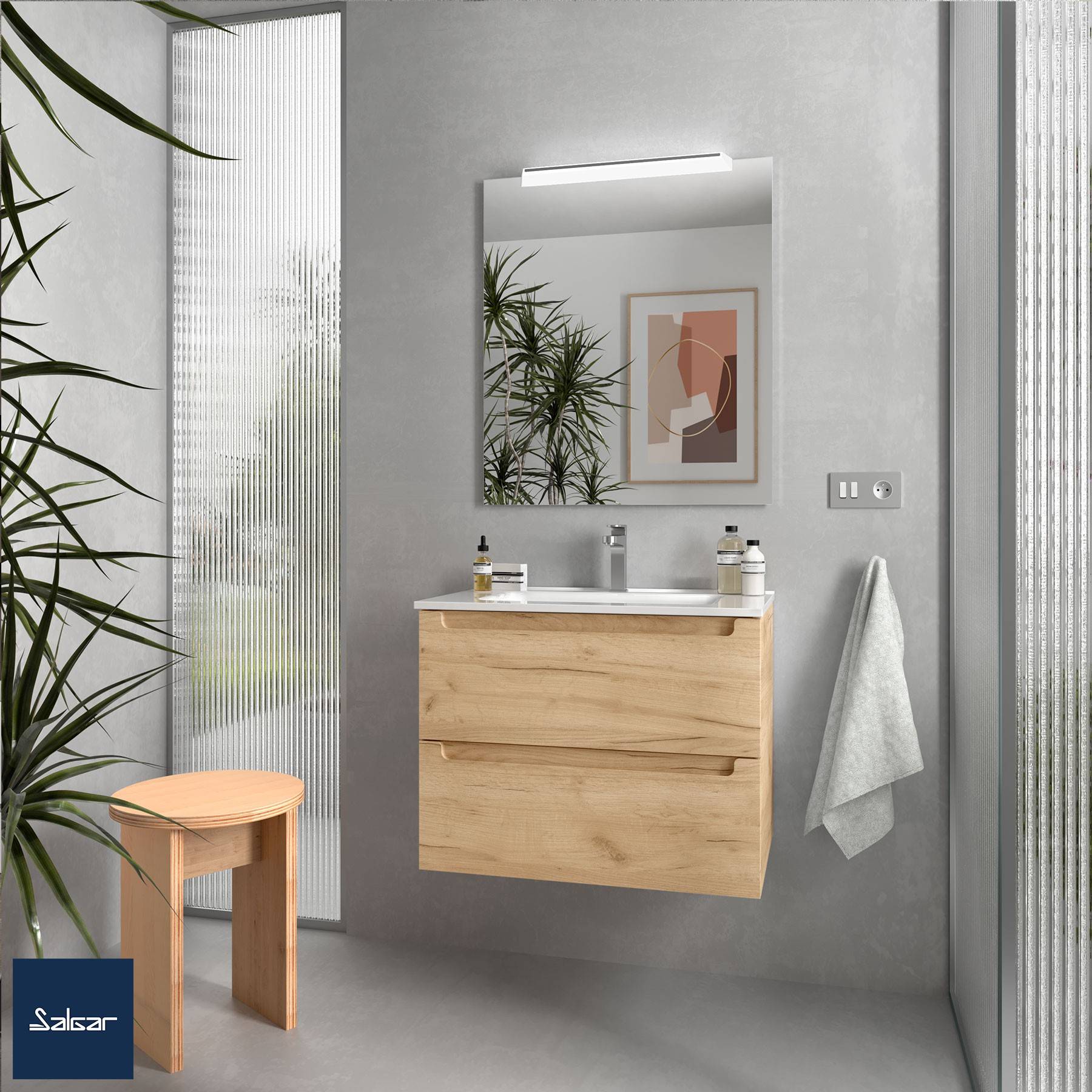 Ein modernes Badezimmer mit einer Holzwaschtischplatte, einem Waschbecken und einem Spiegel. Links stehen eine Topfpflanze und ein Hocker, rechts hängt ein Handtuch.