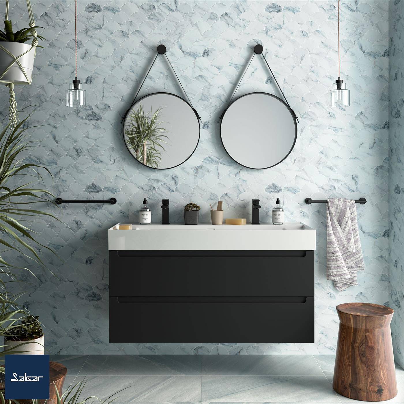 Modernes Badezimmer mit schwebendem schwarzem Waschtisch, zwei runden Spiegeln, Pendelleuchten, Handtuchstangen und einem Holzhocker vor gemusterten blauen Wänden.