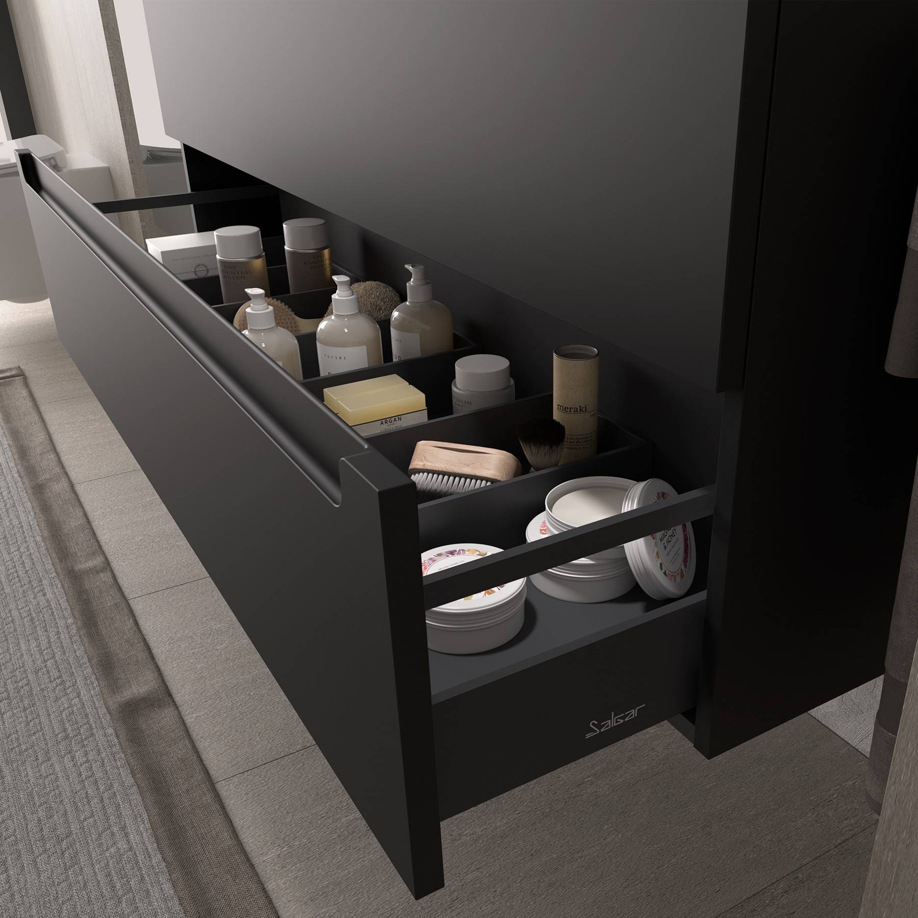 Eine elegante schwarze Badezimmerschublade steht offen und zeigt sorgfältig angeordnete Hautpflegeprodukte sowie Hygieneartikel wie Flaschen, Gläser und Bürsten.