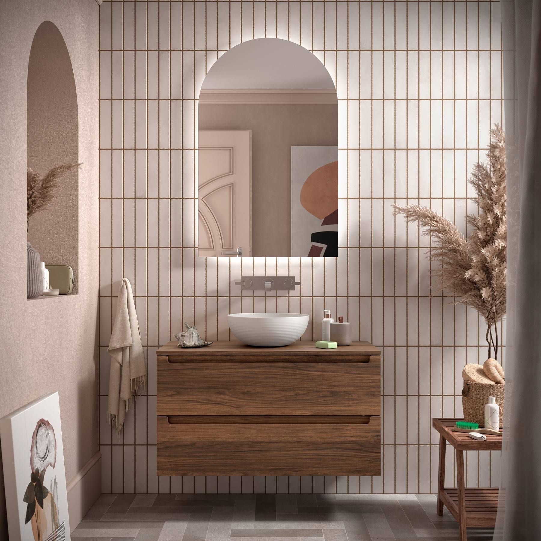 Ein modernes Badezimmer verfügt über einen Waschtisch aus Holz mit einem Aufsatzbecken, einem Bogenspiegel und dekorativen Pflanzen. Ein Hocker trägt Toilettenartikel.