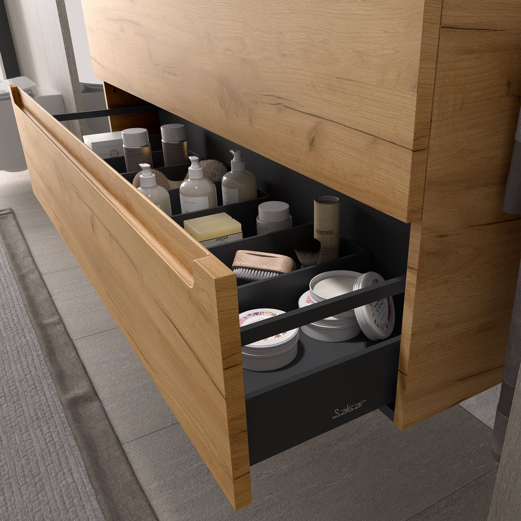 Offene Holzschublade mit sorgsam angeordneten Toilettenartikeln, darunter Flaschen, Gläser und eine Zahnbürste. Die Schublade ist Teil eines modernen Badezimmerwaschtischs.