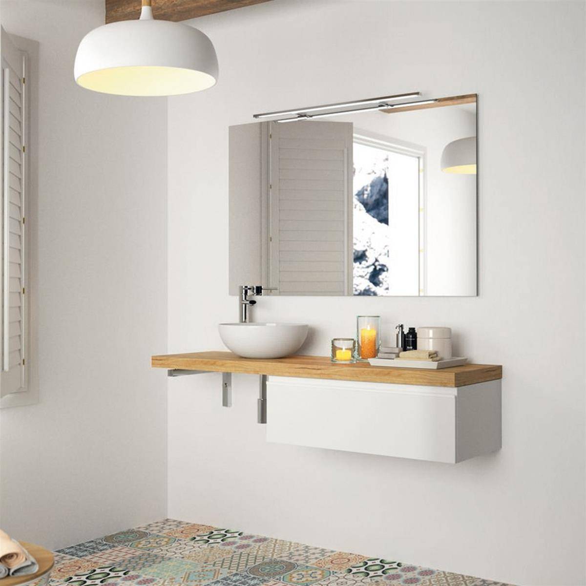 Minimalistisches Badezimmer-Waschtisch mit wandmontiertem Waschbecken, Holzarbeitsplatte, Spiegel und Pendelleuchte über einem Bett in einem hellen, modernen Raum.
