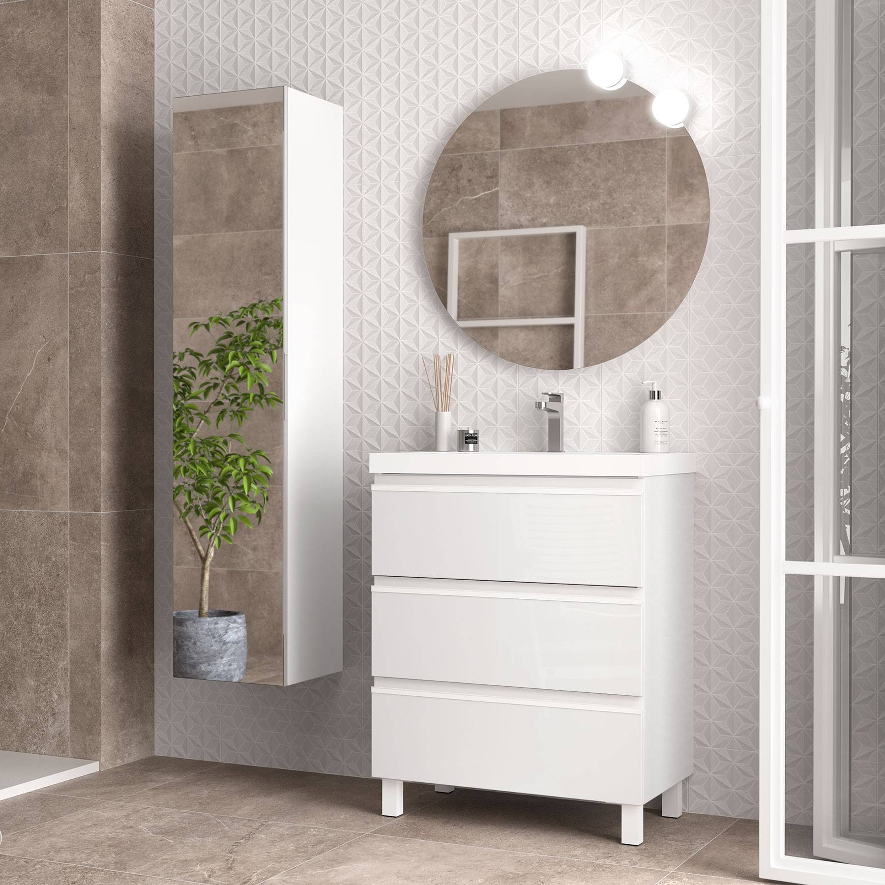 Modernes Badezimmer mit rundem Spiegel, weißem Waschtisch mit drei Schubladen, Topfpflanze auf Wandregal und geometrisch gefliesten Wänden.