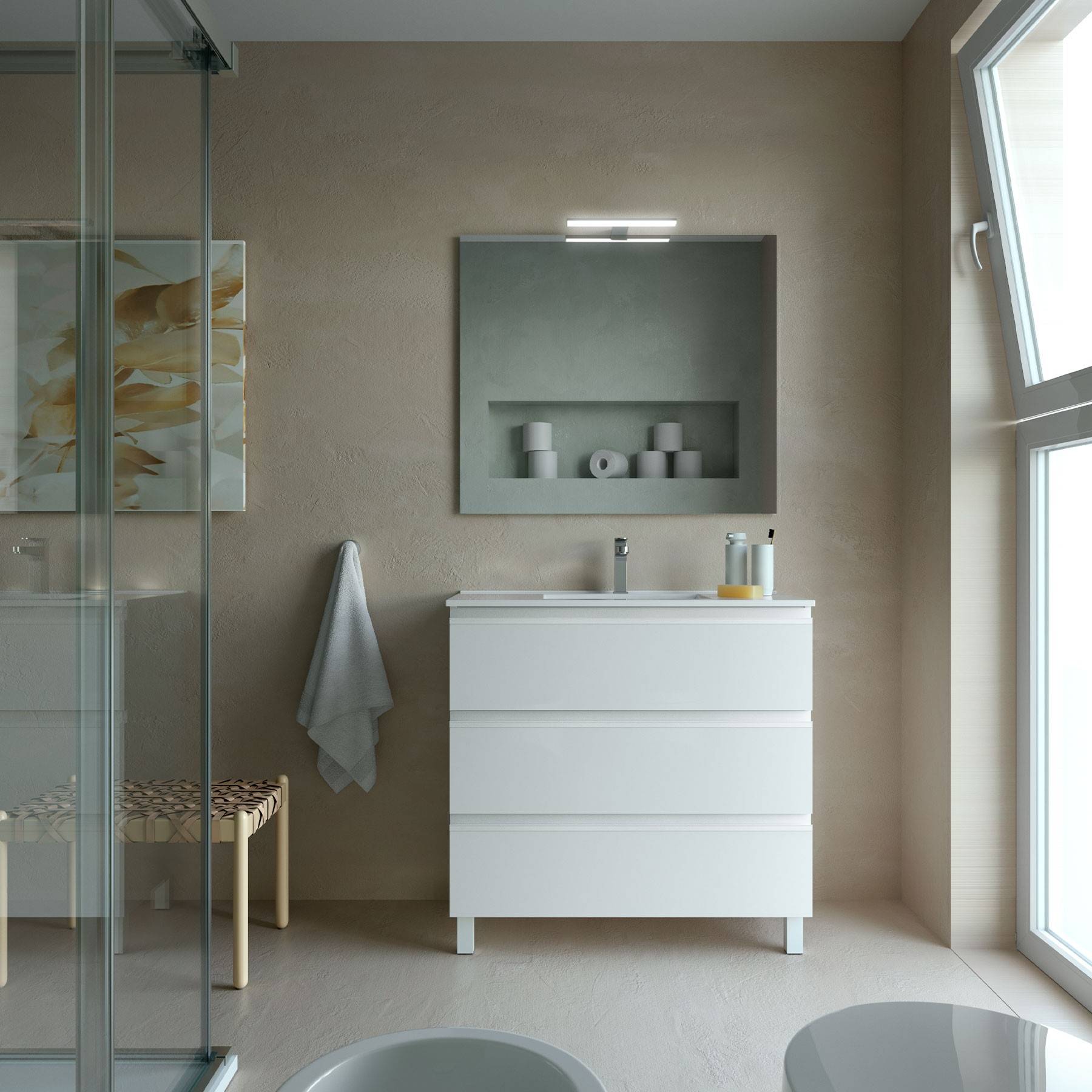 Modernes Badezimmer mit einer Glasdusche, einem weißen Waschtisch mit Toilettenartikel darauf, einem Handtuch daneben, und natürlichem Licht von einem Fenster.