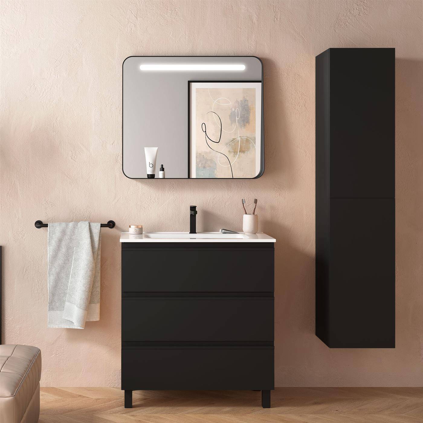 Modernes Badezimmer-Waschtisch mit schwarzem Schrank, Waschbecken, Spiegel, Handtuchstange, Wandschrank und abstraktem Rahmenbild an beiger Wand.