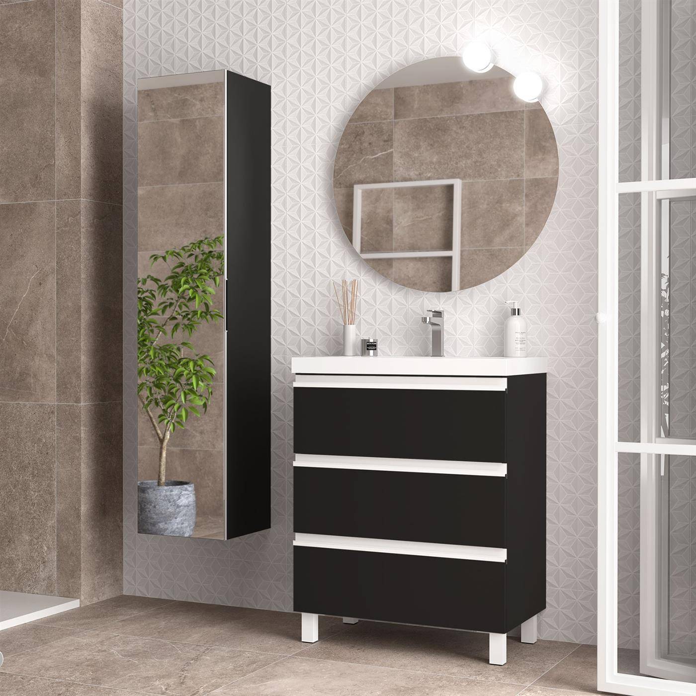 Modernes Badezimmer mit schwarzem Waschtisch und rundem Spiegel, an der Wand montierter Schrank mit Pflanze, Fliesen im Steinlook und Glasduschkabine.