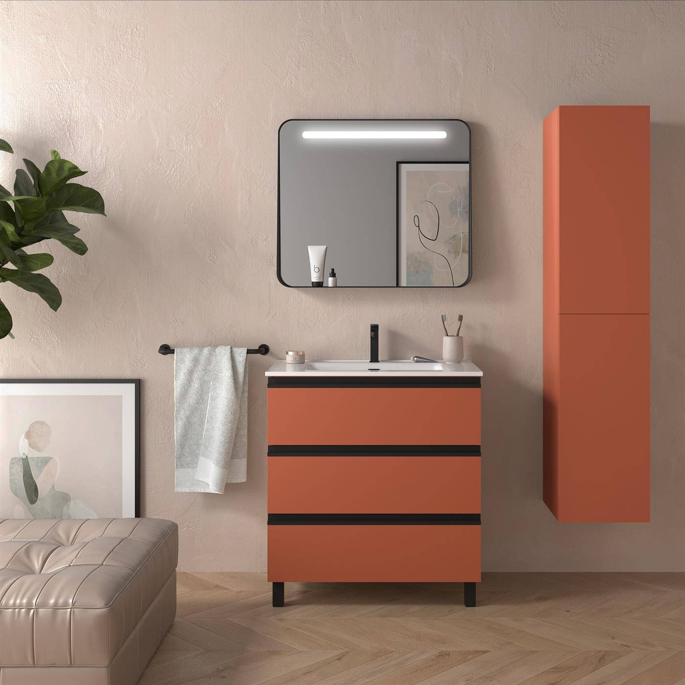Modernes Badezimmermöbel mit Spiegel, Waschbecken, Handtuchhalter, Wandschrank und warme orangefarbene Schränke vor einer neutralen Wand.