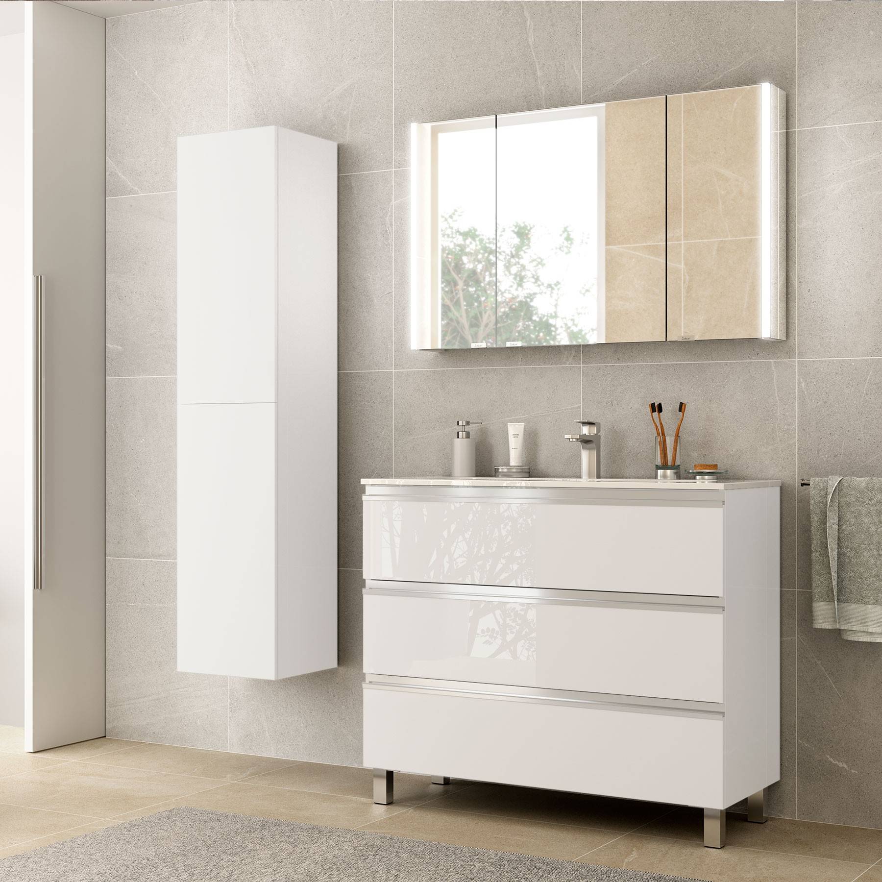 Modernes Badezimmerinterieur mit einem an der Wand montierten Schrank und Spiegel, elegante weiße Schubladen darunter, vor neutralen Fliesen, die natürliches Licht reflektieren.