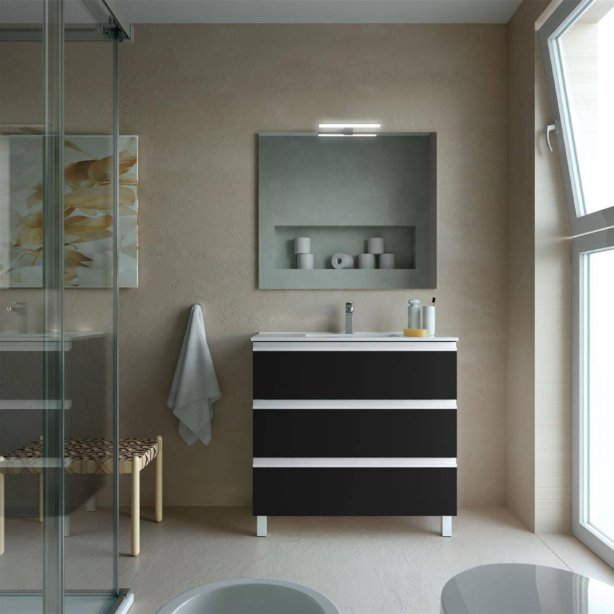 Modernes Badezimmer mit schwarzem Waschtisch, Spiegel, Duschglasabtrennungen, Handtuch, Bank und großem Fenster, das Tageslicht hereinbringt.