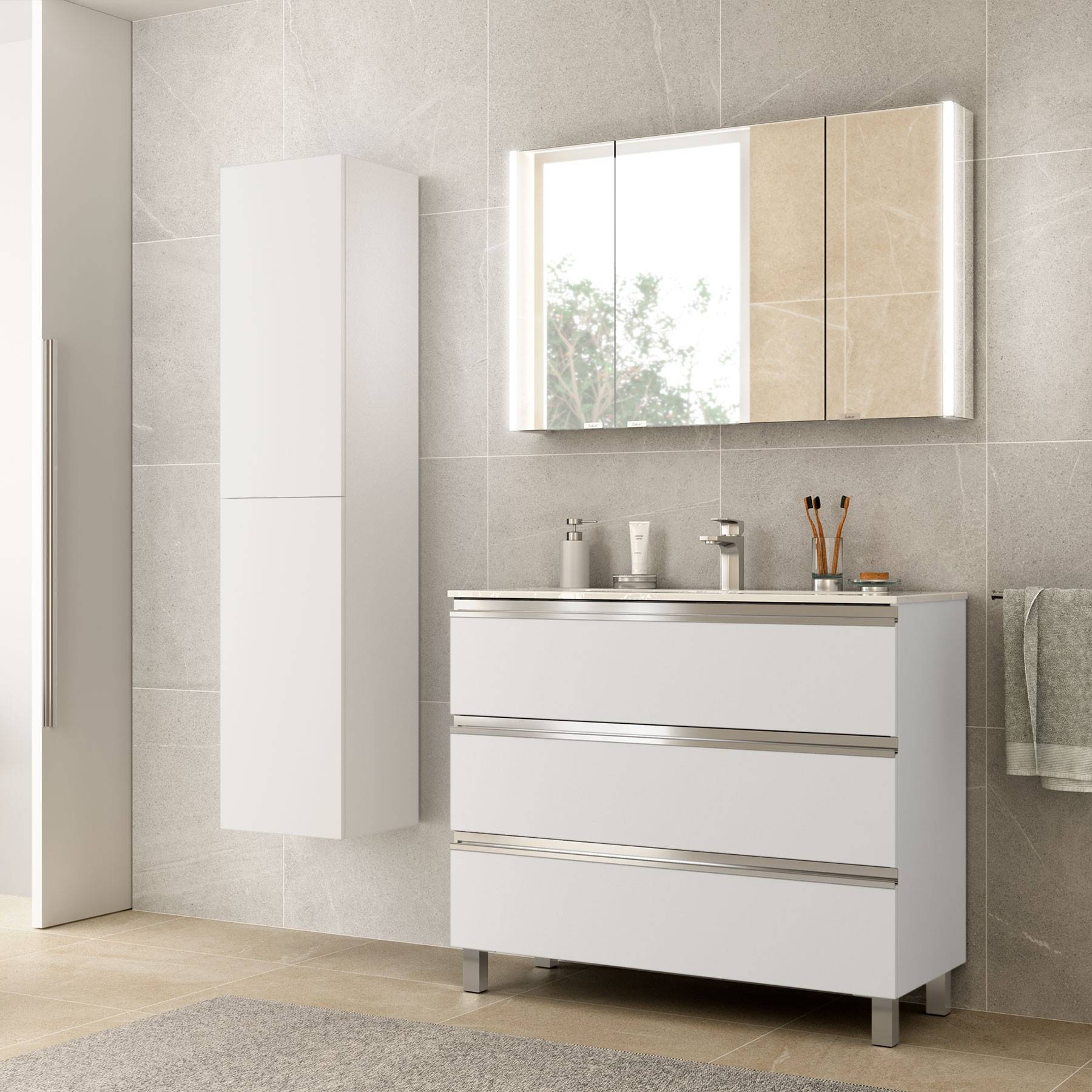 Modernes weißes Badezimmer mit Spiegelschränken und Aufbewahrungseinheiten, das durch klare Linien und ein minimalistisches Design gekennzeichnet ist.