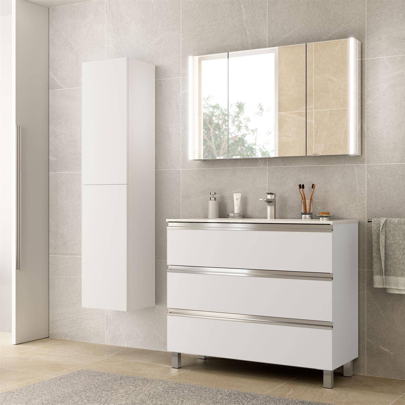 Modernes Badezimmer mit weißem Wandschrank, Waschtisch, verspiegeltem Arzneischrank und Handtuchhalter an grauer Fliesenwand.