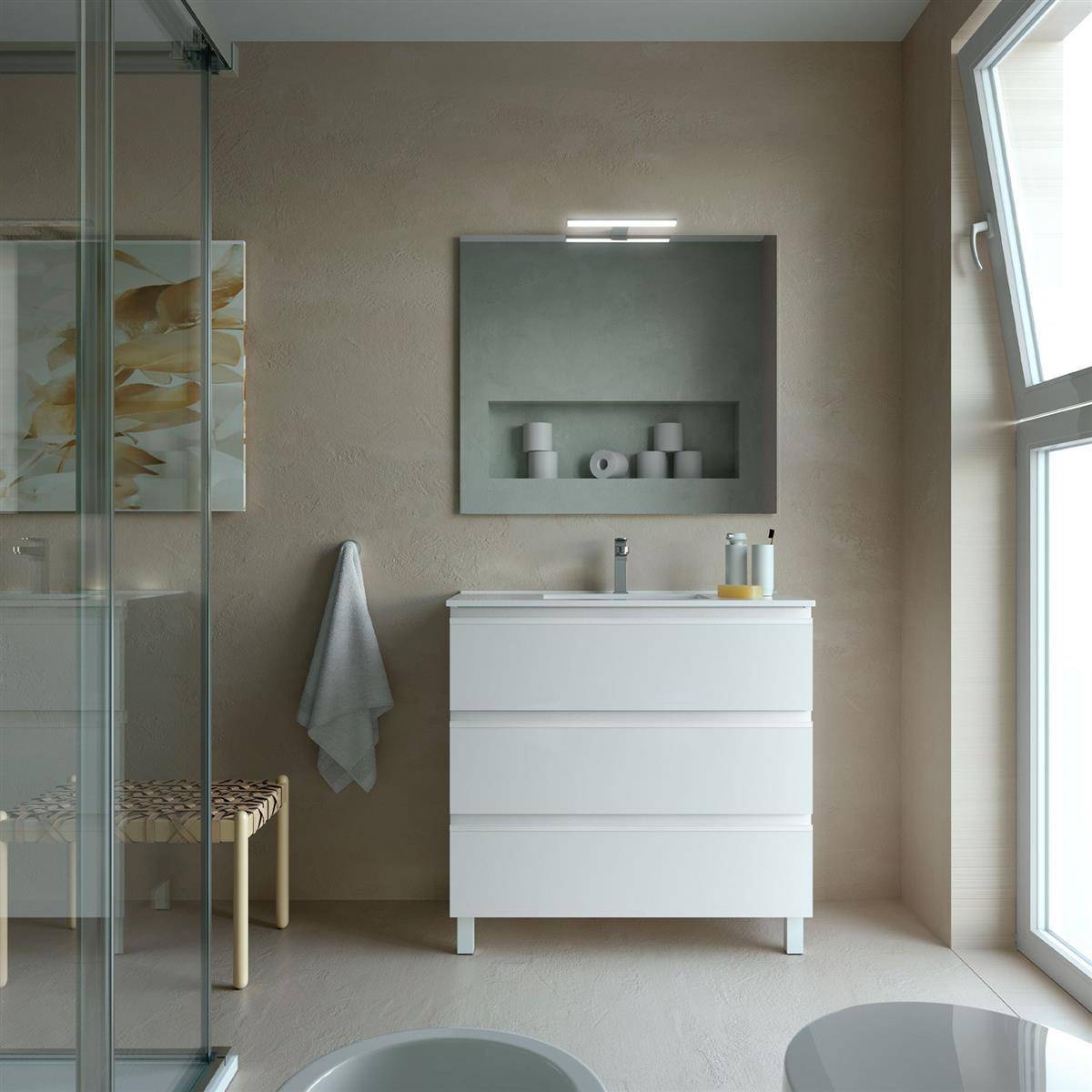 Modernes, minimalistisches Badezimmer mit weißem Waschtisch und Spiegel darüber, neben einer Glastür für die Dusche und einem großen Fenster.