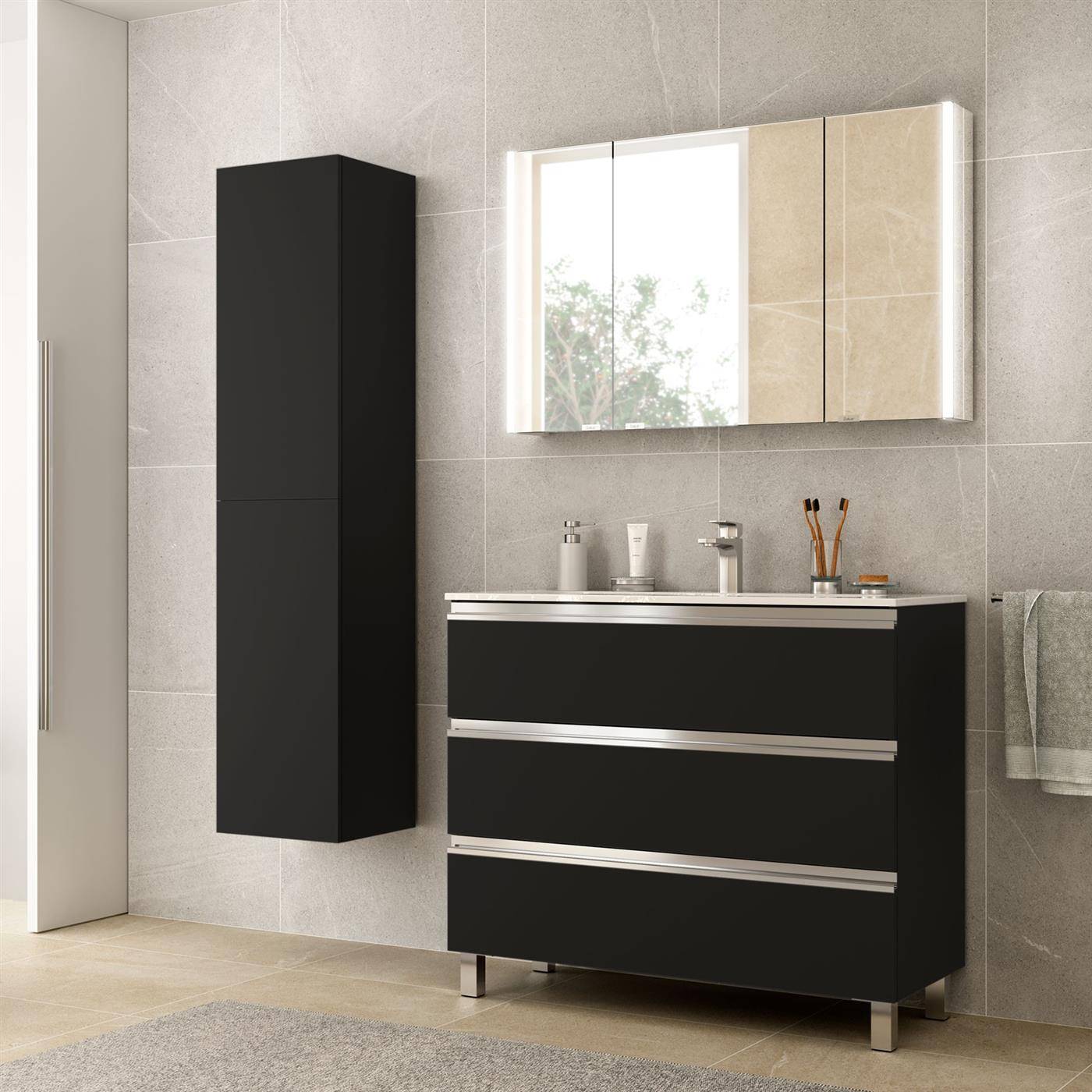 Modernes Badezimmer mit schwarzem Wandschrank und Waschtisch, verspiegeltem Medizinschrank darüber und hell gekachelten Wänden und Boden.