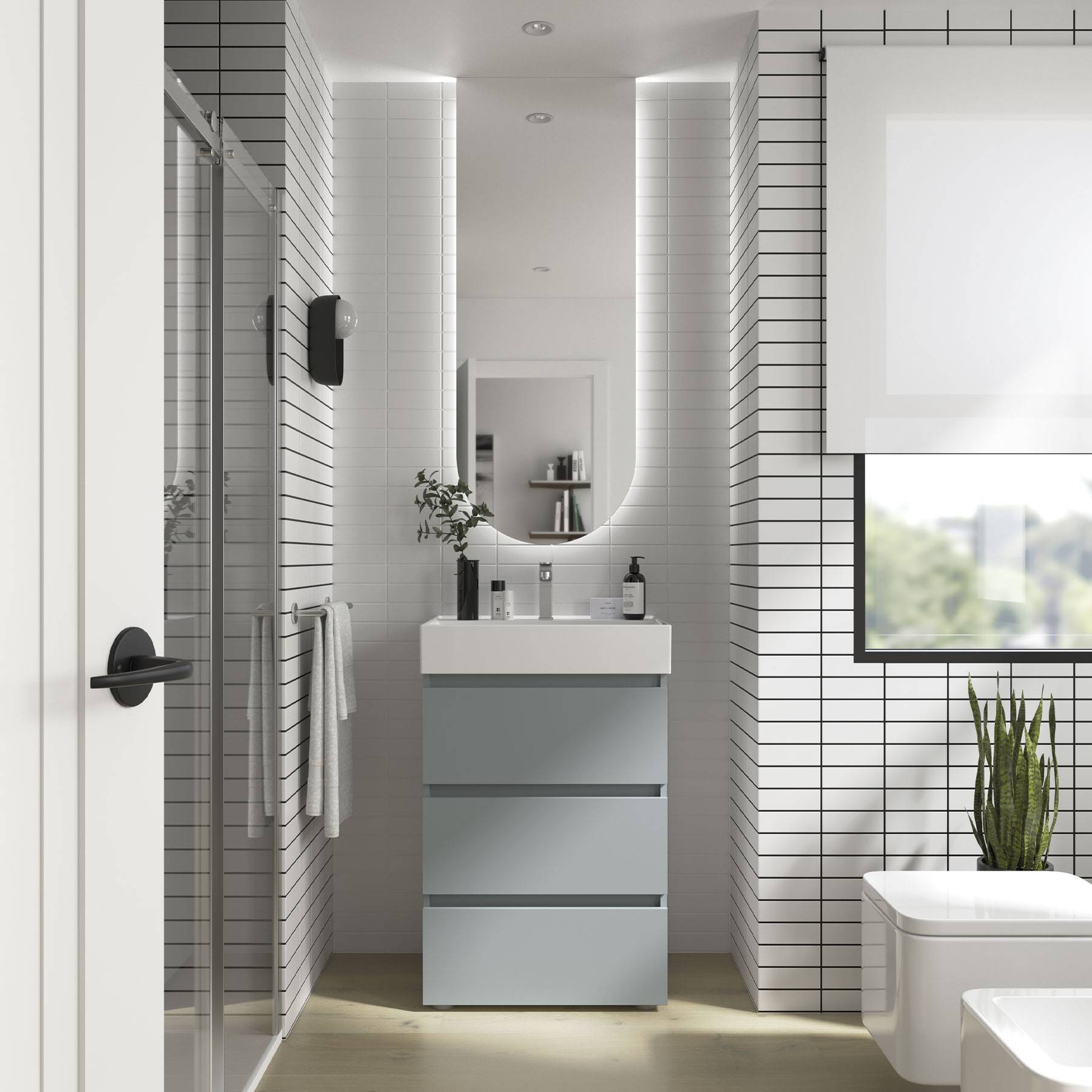 Modernes Badezimmer mit einem eleganten blauen Waschtisch mit weißer Arbeitsplatte, großem Spiegel, gestreiften Fliesen, Glasdusche und einem Fenster mit Topfpflanze.