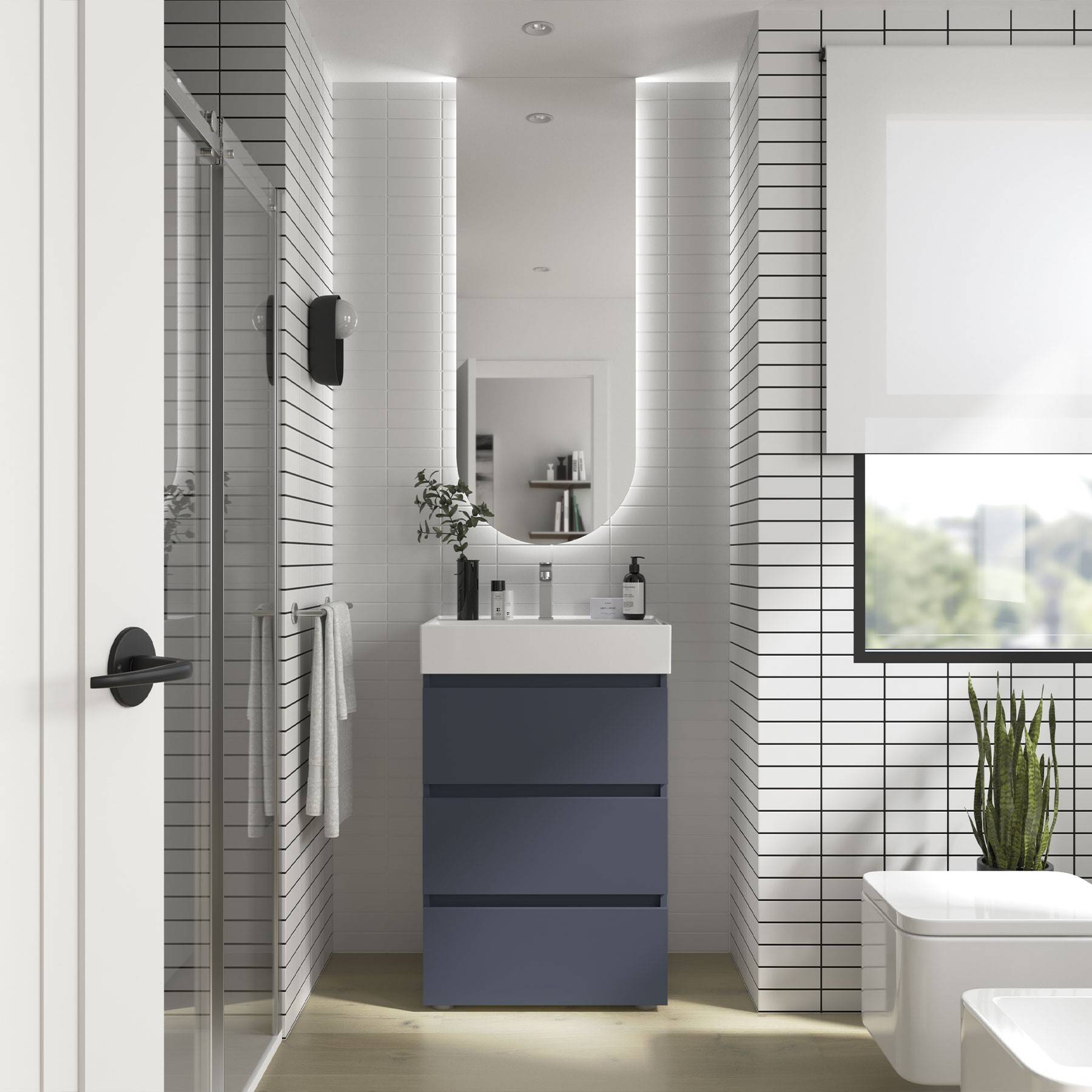 Modernes Badezimmer mit einer begehbaren Dusche, einem zentralen Waschtisch in Dunkelblau mit einem Spiegel und einem großen Fenster neben einer weißen Toilette.