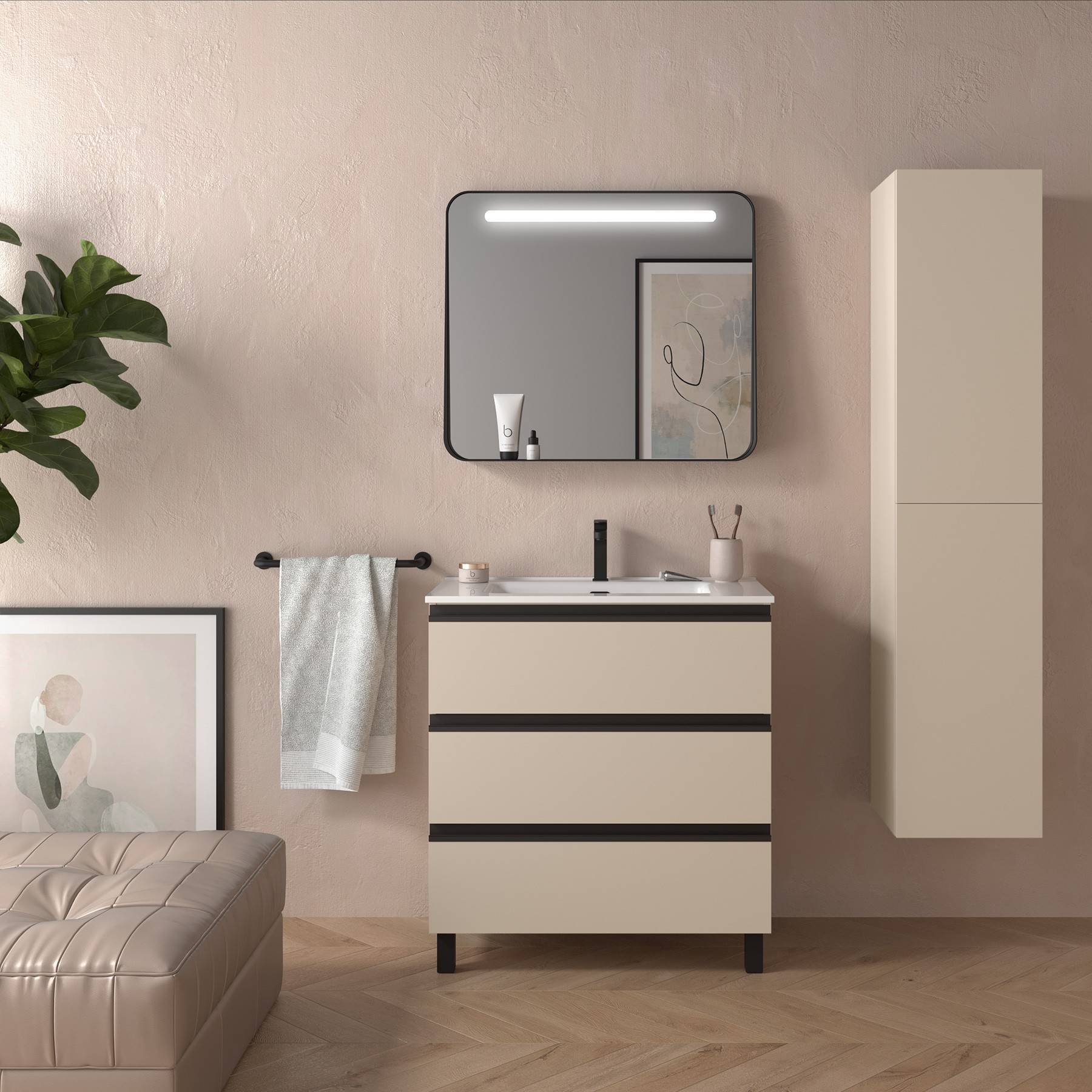 Modernes Badezimmer mit einem minimalistischen beigen Waschtisch, wandmontiertem Spiegel und elegantem Stauraum. Subtile abstrakte Kunst und eine Topfpflanze verleihen dem Raum Eleganz.