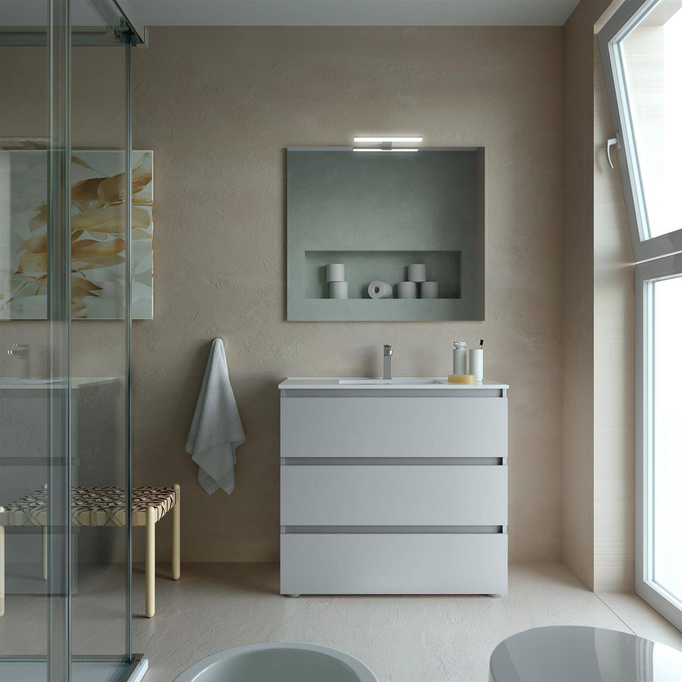 Minimales Badezimmer mit weißem Waschtisch, Spiegel, Handtuch, Dusche, Bank und großem Fenster neben dem Waschbecken.